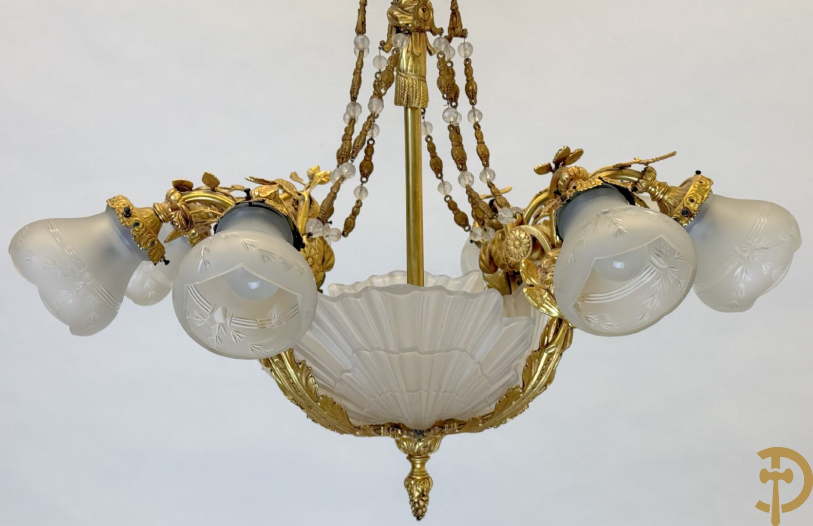 Bronzen vuurvergulde luchter met 4 paar lichtpunten bezet met bladranken, onderaan met glazen schelpen en armen bezet met cupidohoofden