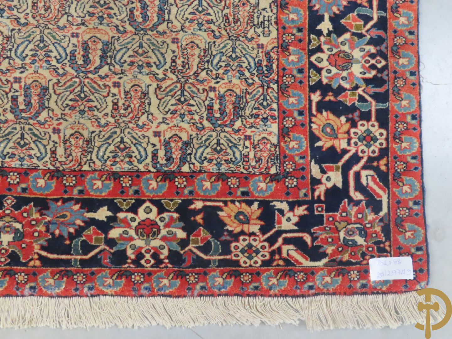 Antiek handgeknoopt tapijt met cashmeremotieven en florale omranding