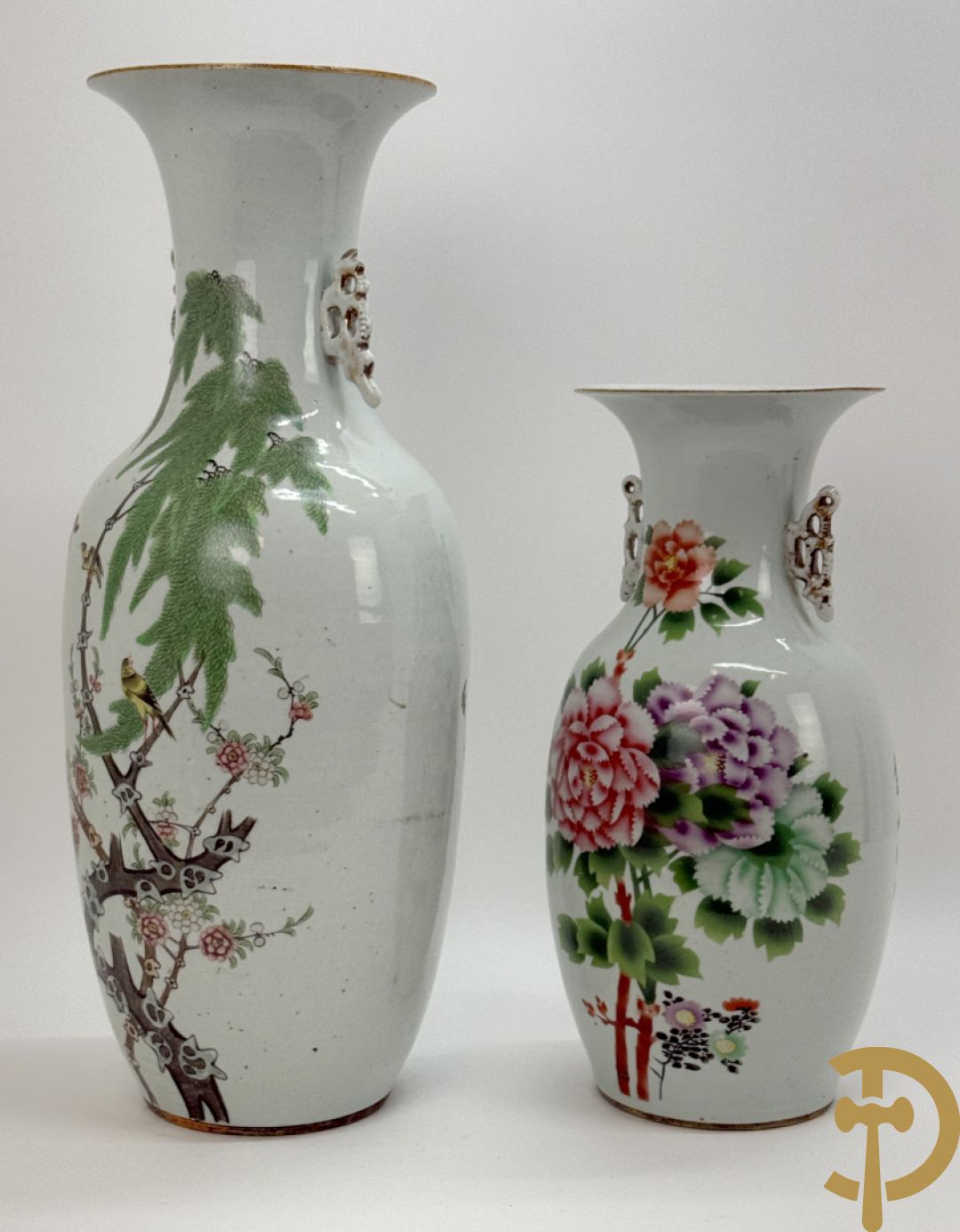 Chinese porseleinen vaas met decor van takken en vogels + Chinese porseleinen vaas met bloemendecor