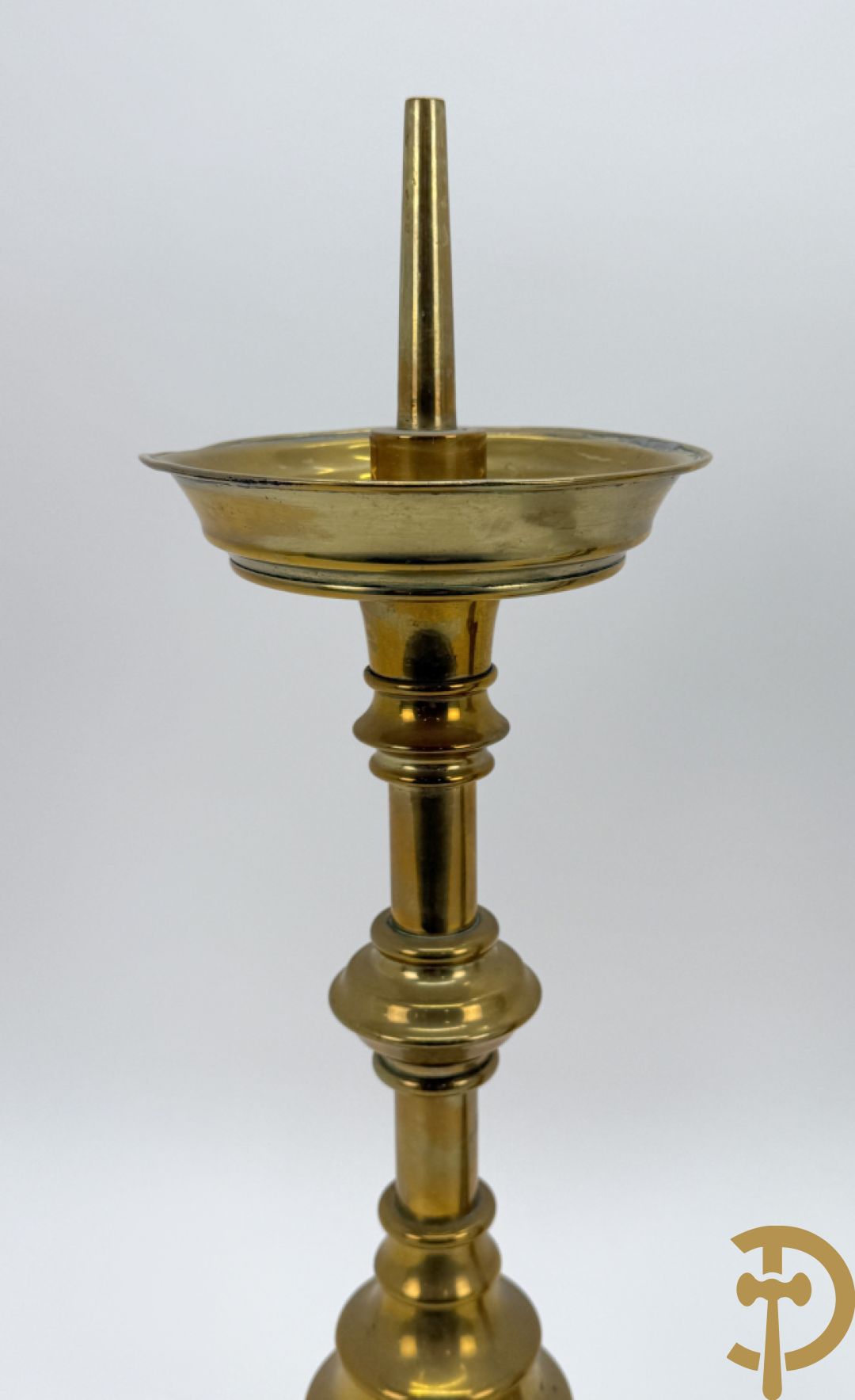 Paar antieke koperen kandelaars + paar metalen  zilverkleurige ballusterkandelaars