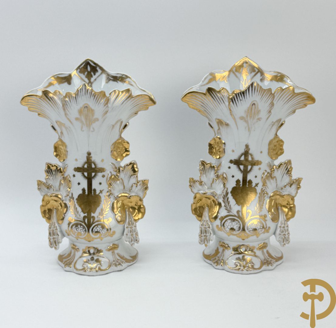 Paar Vieux Bruxelles cornetvazen met religieuse symboliek + grote tas op onderschaal + amfoorvaas