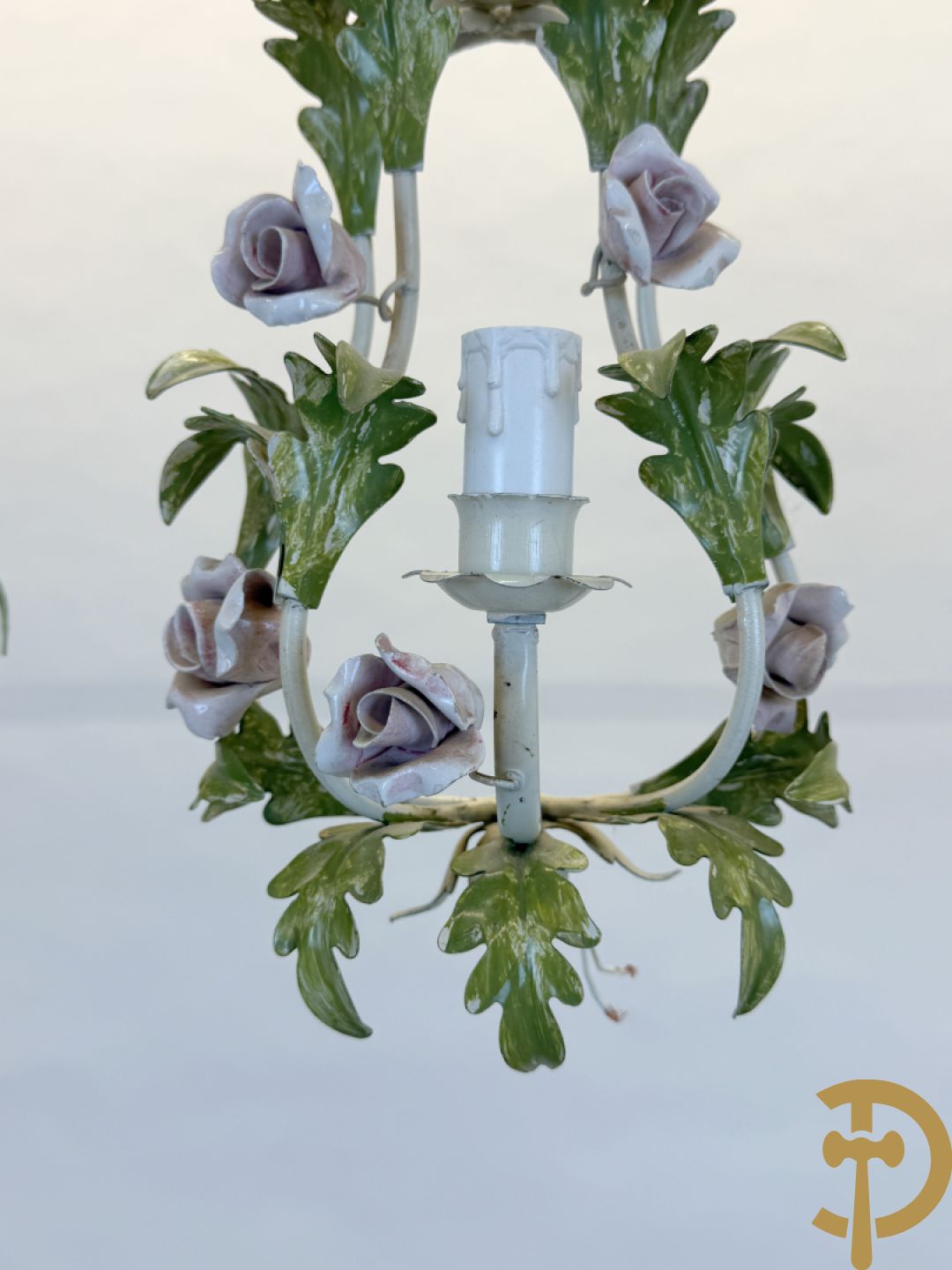 Italiaanse beschilderde smeedijzeren luchter met 4 lichtpunten, bezet met porseleinen bloemmetjes +2 bijhorende applieken