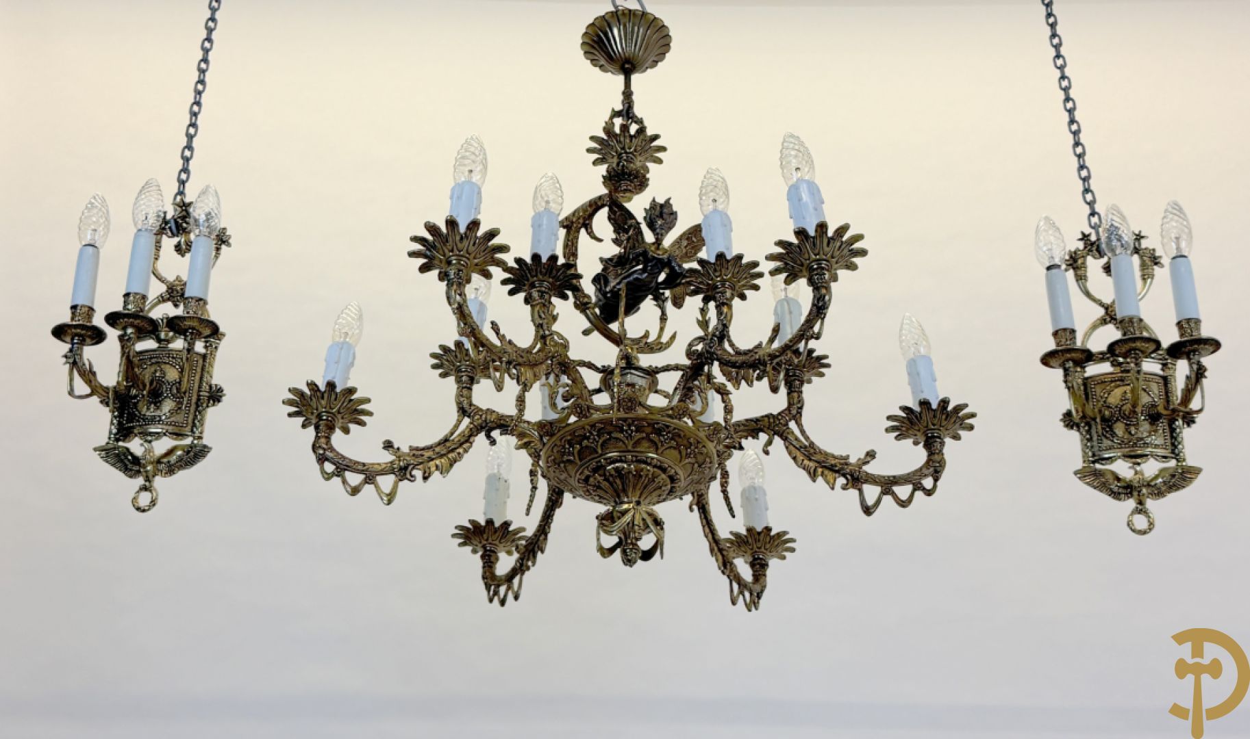 Bronzen vergulde luchter met gevleugelde fee en 12 armen + paar 3 armige applieken