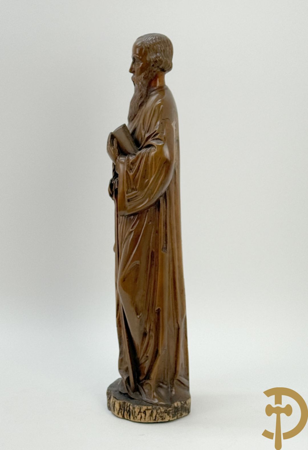 Houtsculptuur van evangelist met zwaard