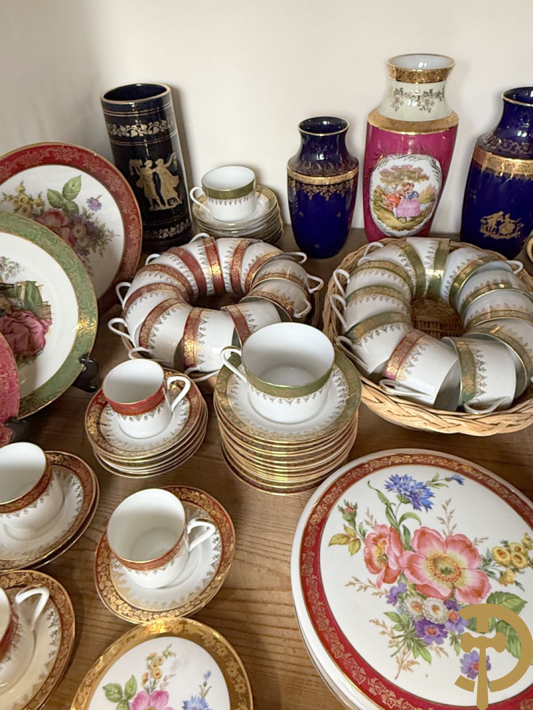 Porseleinen Limoges koffiekopjes en schoteltjes met vergulde accanthusranken + porseleinen Limoges borden met romantische geanimeerde taferelen + roze en blauwe Limoges vazen met romantische taferelen