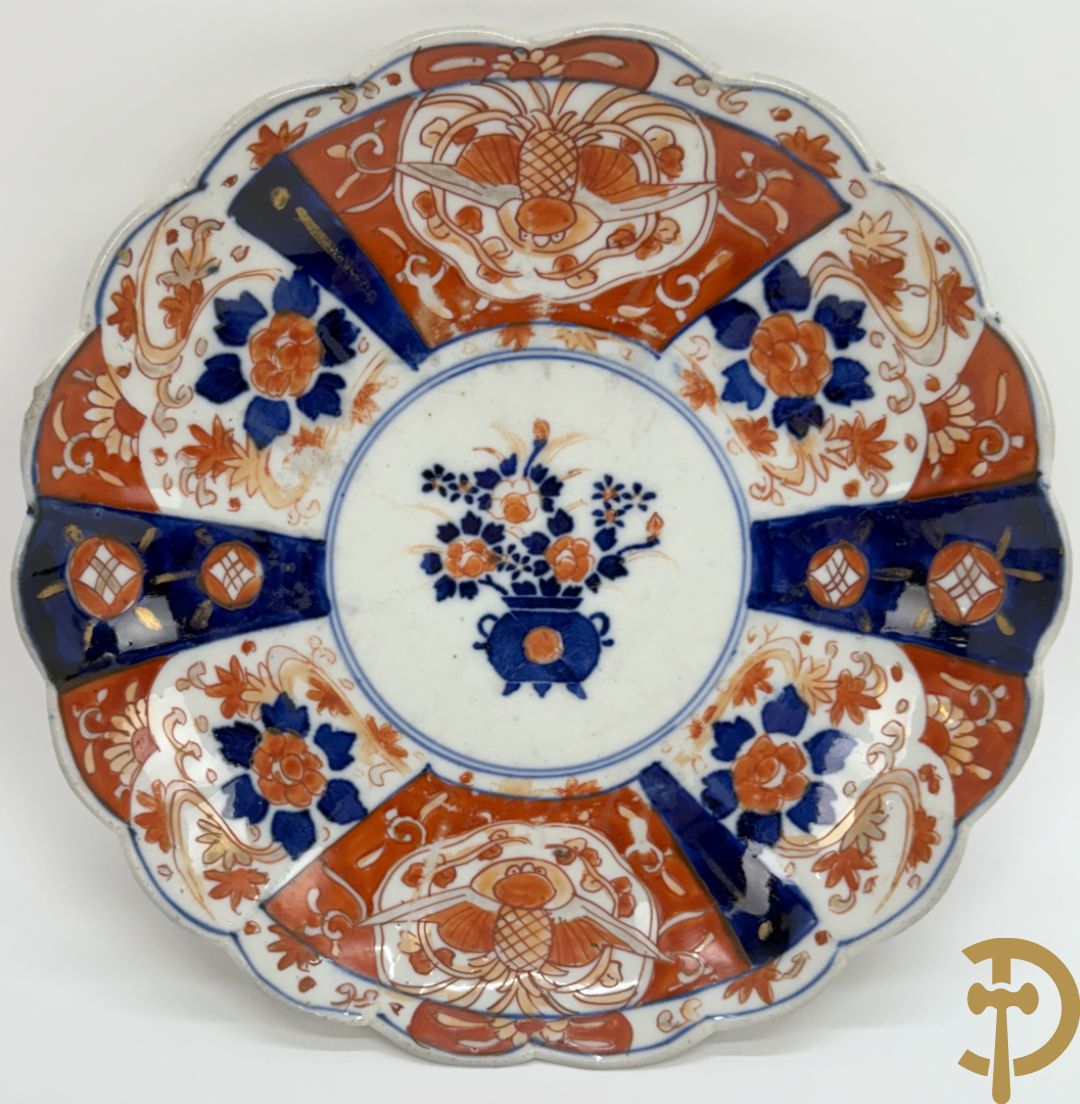 Japanse porseleinen Imari dekselvaas met bloemenmotief + klein flesvormig pique fleur vaasje + 2 Imari bordjes