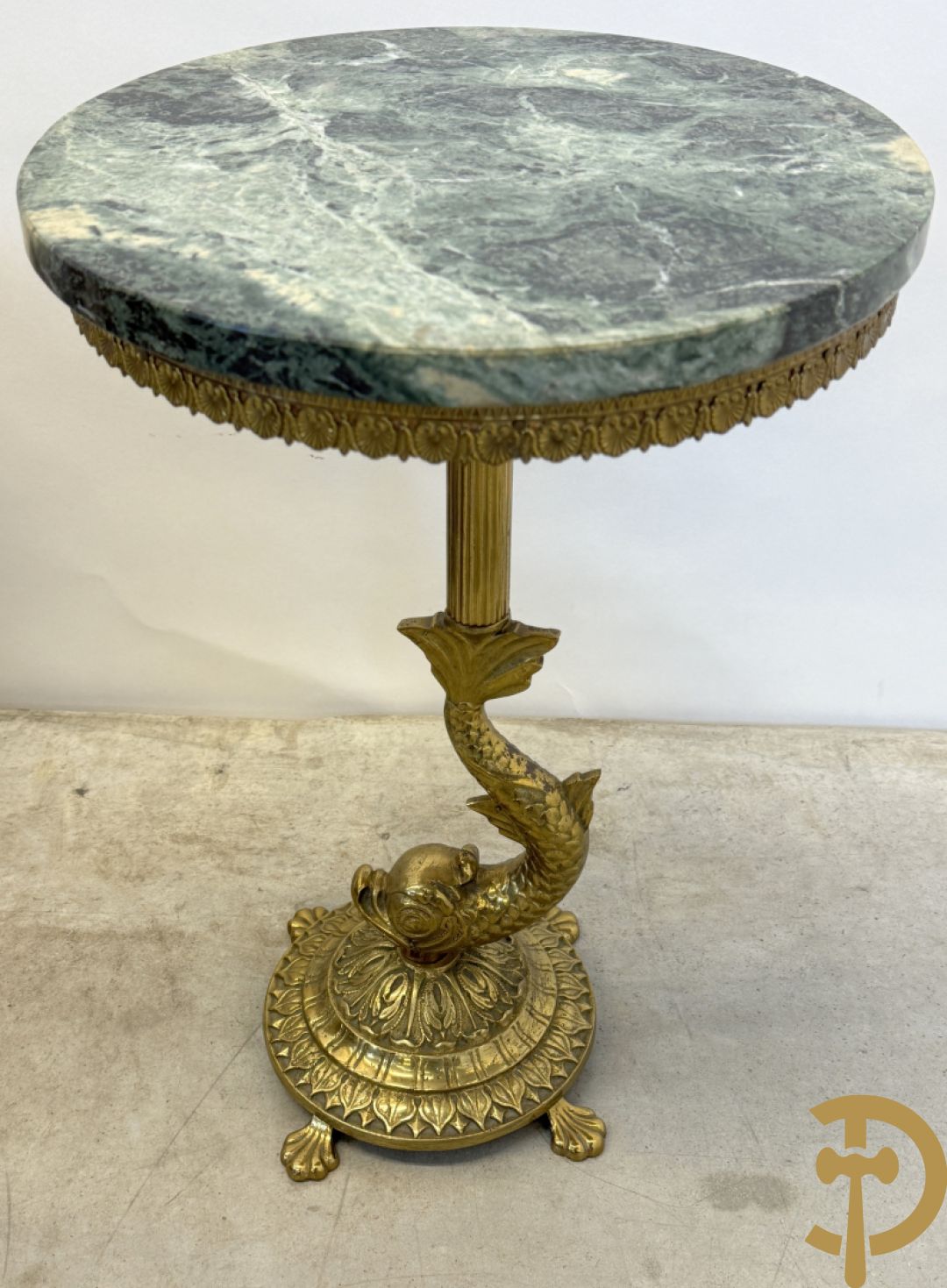 Drie cigognetafels met onix marmeren blad op koperen voluutvormige poten + 2 bijzettafeltjes op koperen voet