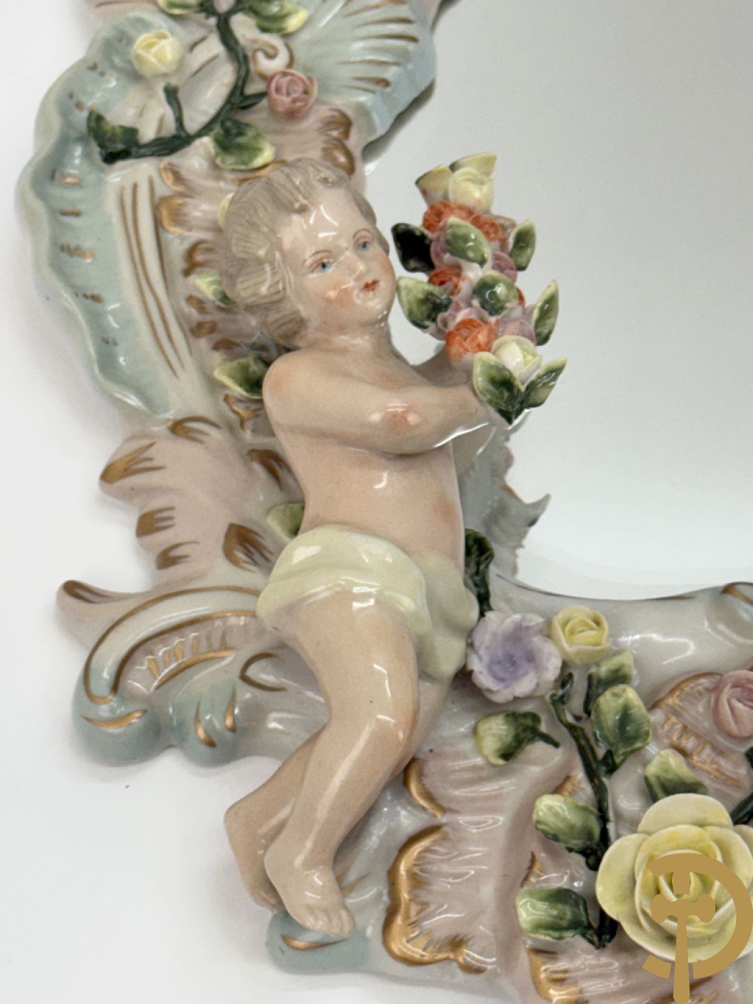Porseleinen spiegel met cupido en bloemen bezet + porseleinen beeld met cupido en rocailles