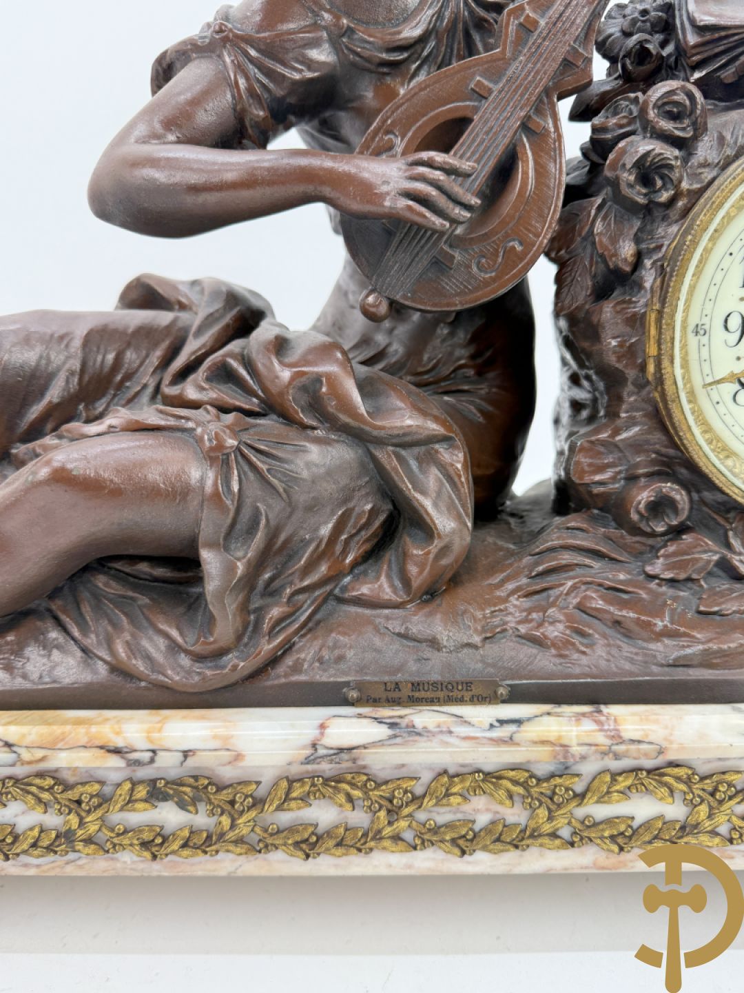 Driedelige zamak garnituur bestaande uit pendule 