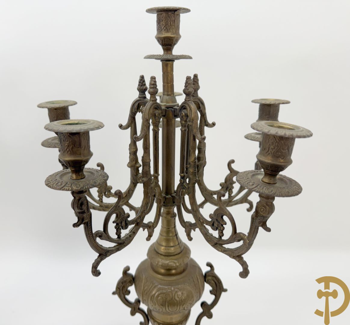 Driedelige koperen garnituur, klok geflankeerd door paar vijfarmige kandelaars