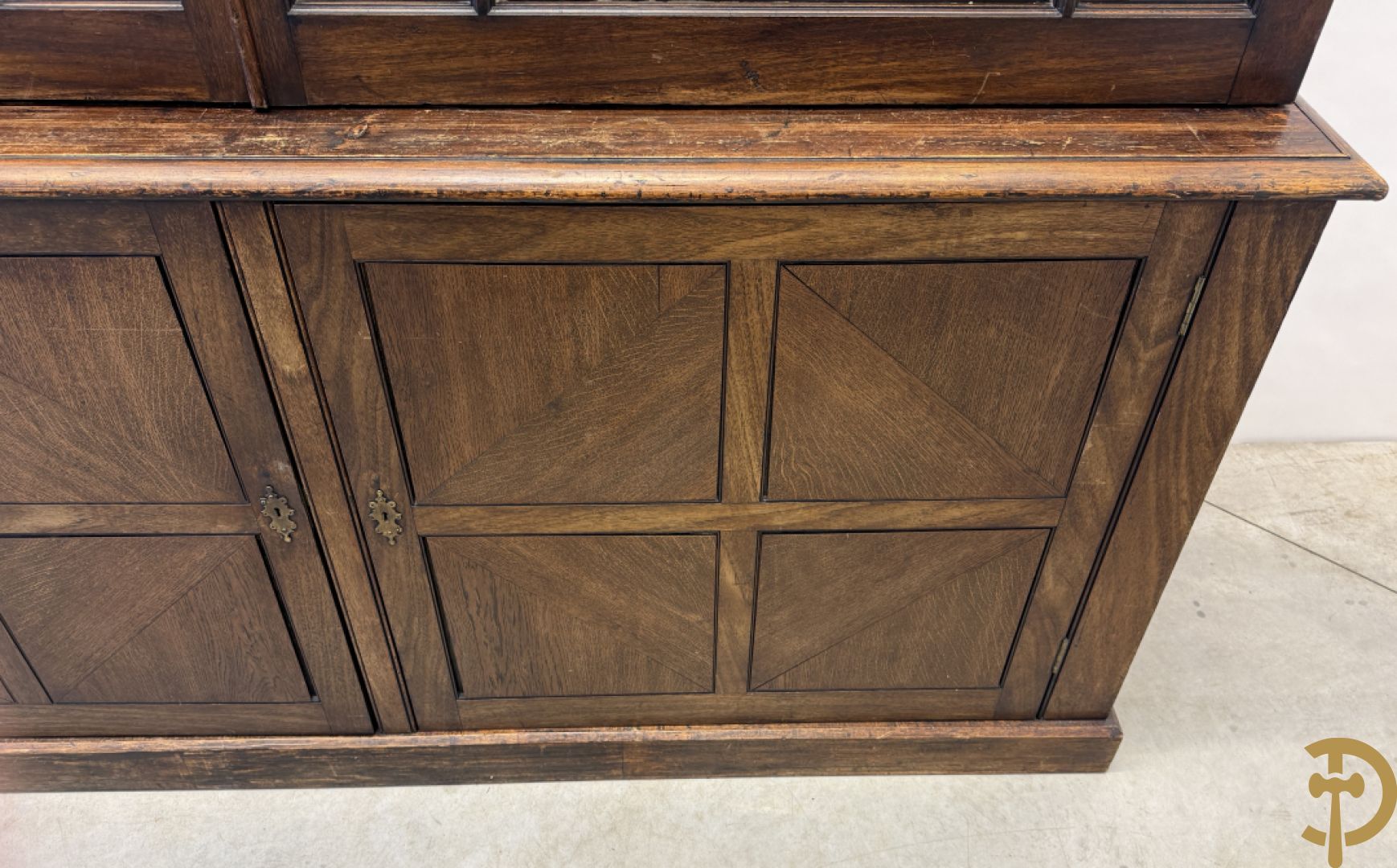 Grote kast met tweedeursvitrine bovenaan en beneden met 2 gesloten deuren - combinatie van eik, mahonie en notelaar