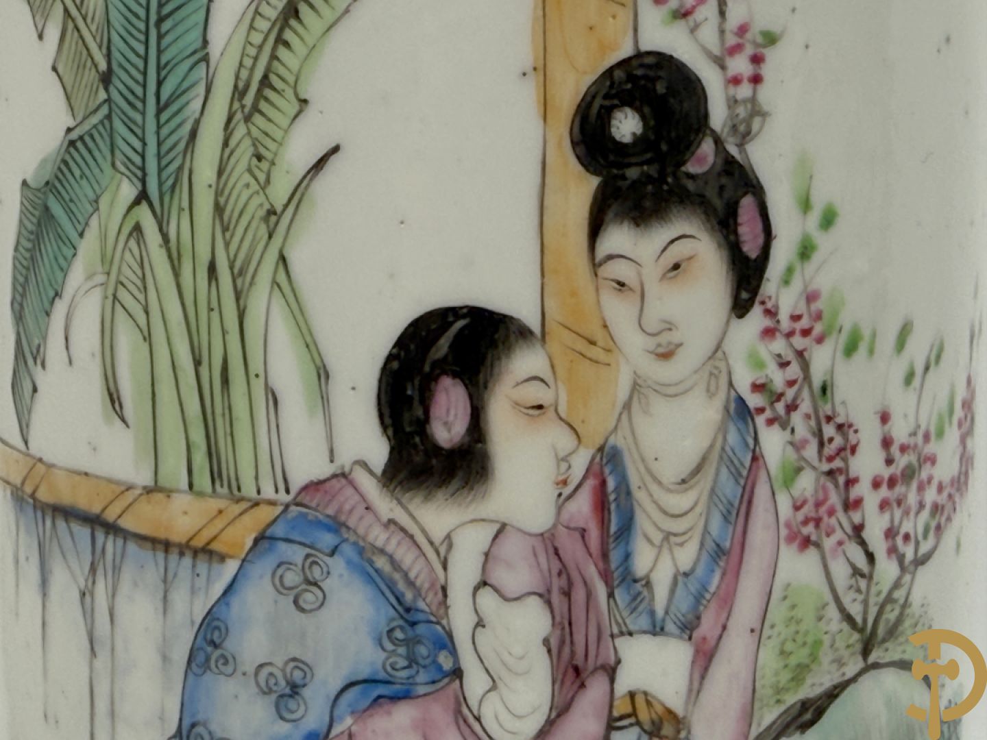Chinese porseleinen rolvaas met damesdecor, getekend + Chinese porseleinen republieksvaas met damesdecor