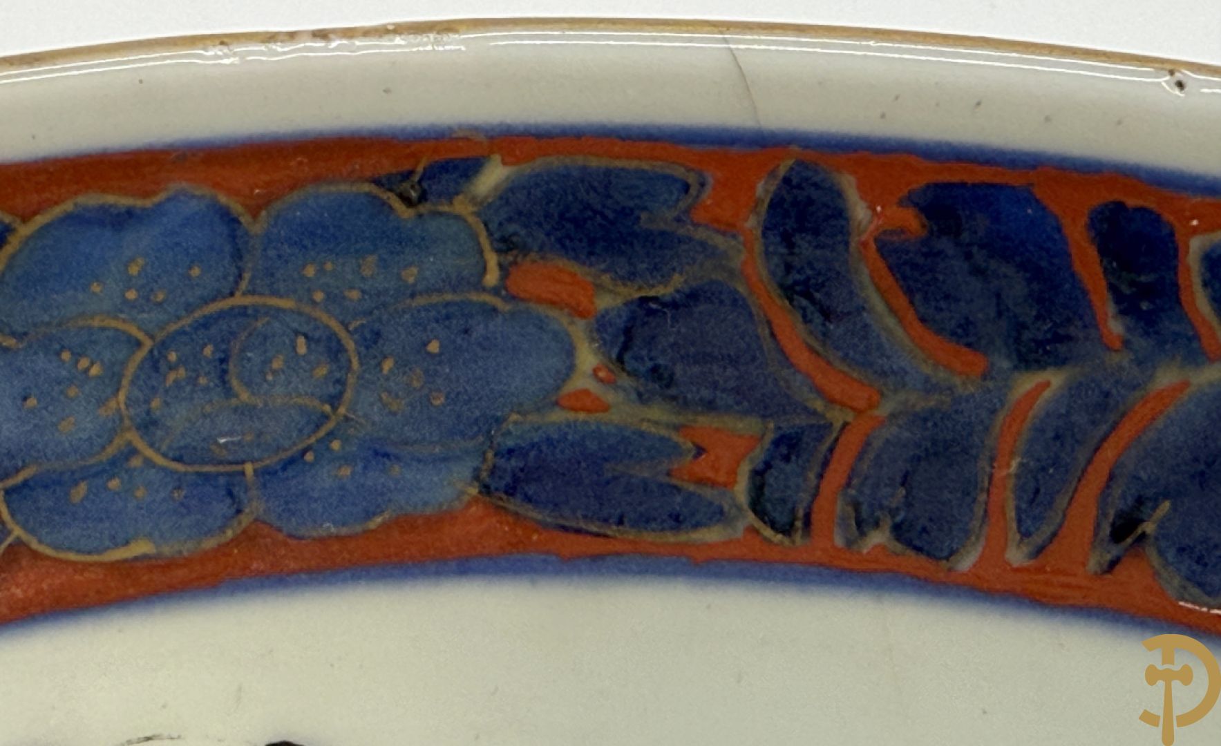 Japanse porseleinen Imari coupe met drakendecor omgeven door personages