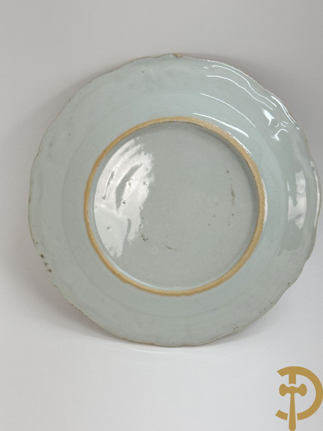 Negen Famille rose bordjes w.o. zes plat gekartelde, 1 diep gekartelde en 2 vlakke met bloementaferelen