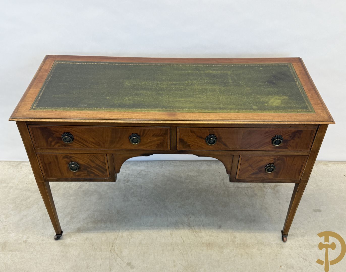 Engelse mahoniehouten opschiktafel met 4 lades op hoge pootjes