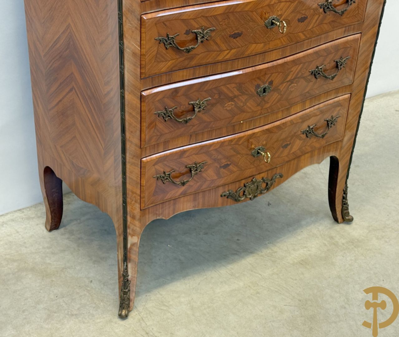 Notelaren zevenladenkast met bloemenmarquetterie en bronzen ornamenten, bovenaan met marmeren blad