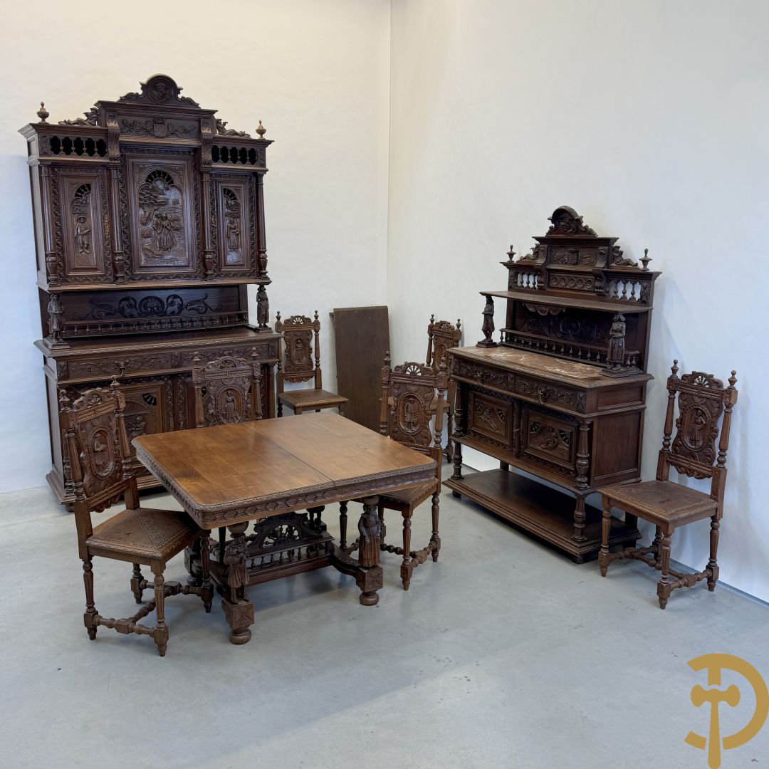 Massief eiken Bretoense eetkamer bestaande uit buffet met 3 deuren boven, 2 deuren onder, lades midden en gesculpteerde geanimeerde scènes + desserte + uittrekbare tafel + 6 stoelen + extra allonge