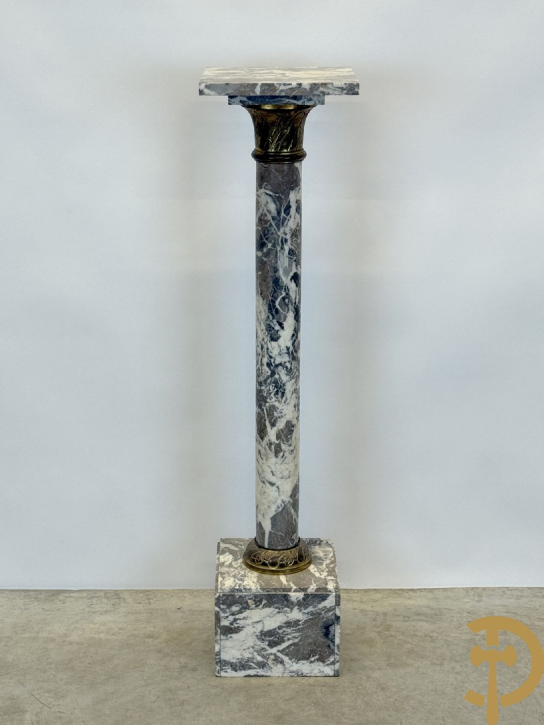 Geaderde marmeren zuil met koperbeslag