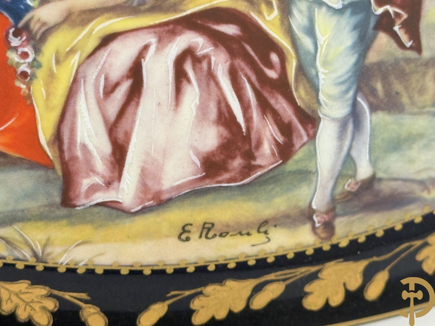 ROULI E. getekend, donkerblauwe Sèvres stijl coupe met deksel op onderschaal en bezet met bronzen ornamenten, gemerkt ACF onderaan