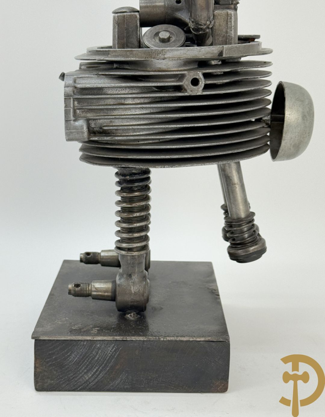 GIELS getekend - Kunstzinnige figuur in ijzerassemblage van motoronderdelen