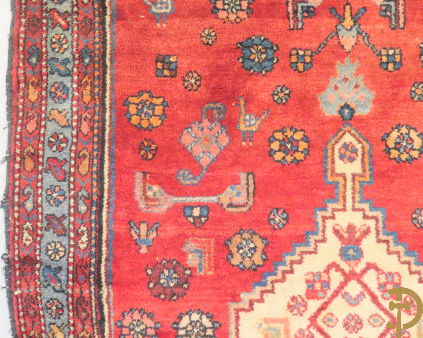 Oosterse handgeknoopt tapijt met geometrische motieven op blauwe fond Malayer + Oosters handgeknoopt tapijt met bloemenpatronen rode fond Kashkay