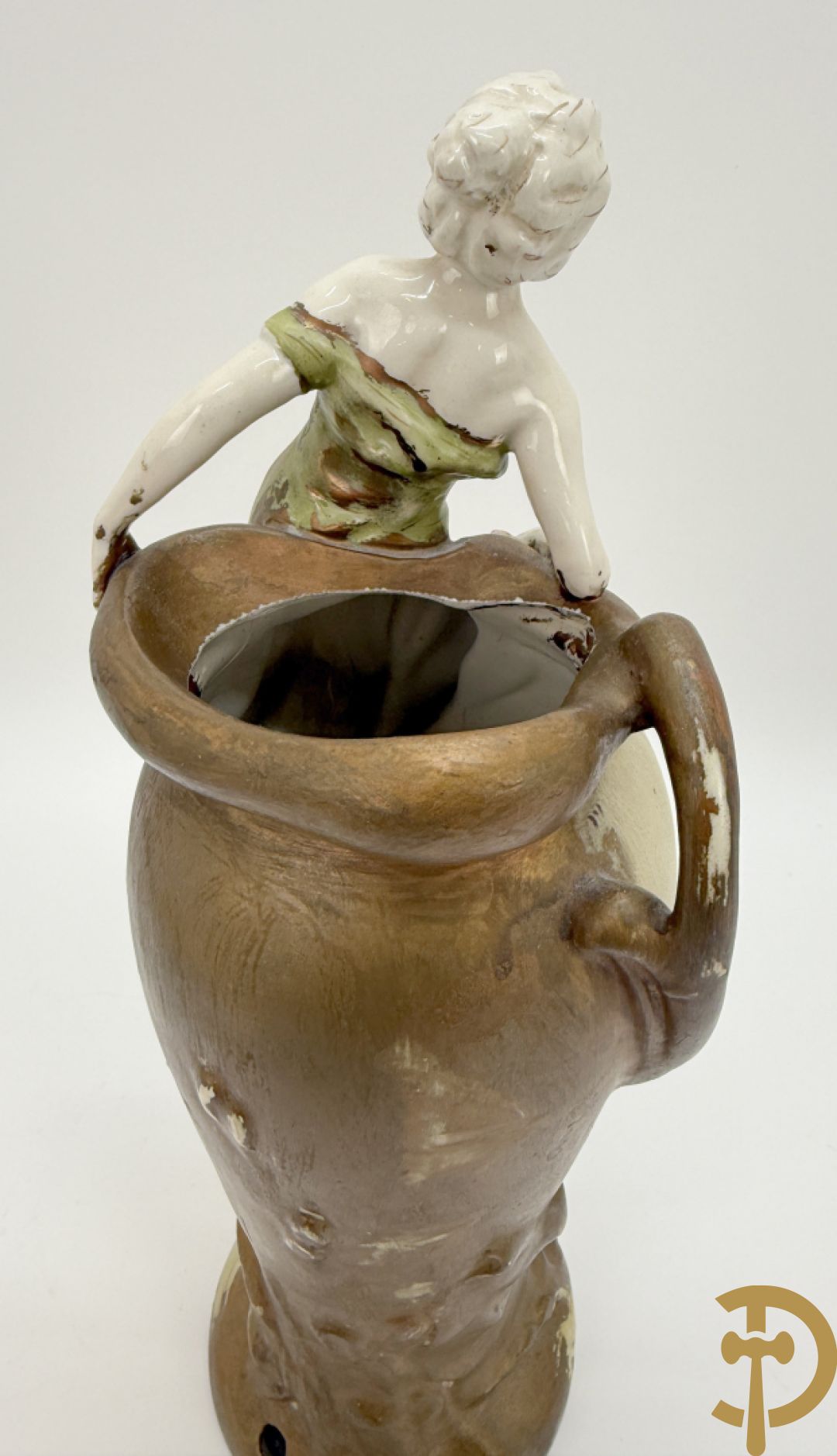 Royal Dux beeld van melkmeisje, onderaan genummeerd 1055 + vaas met zittende dame, Royal Dux stijl