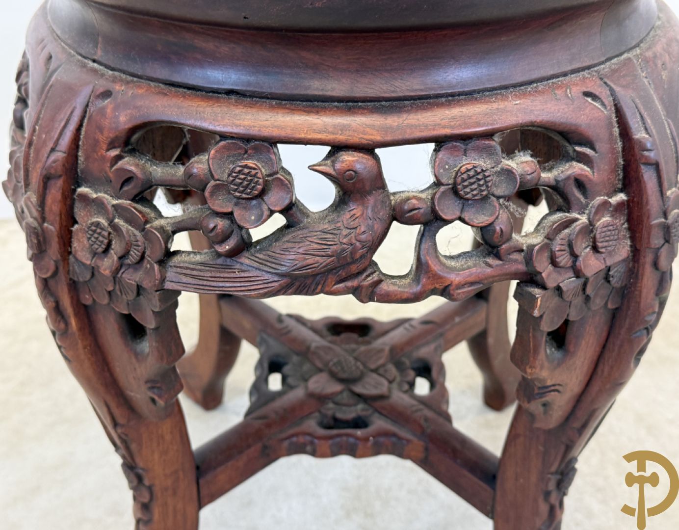 Chinese hardhouten sokkel met bloemensculptuur + Chinese hardhouten sokkel met bloemen- en vogelsculptuur