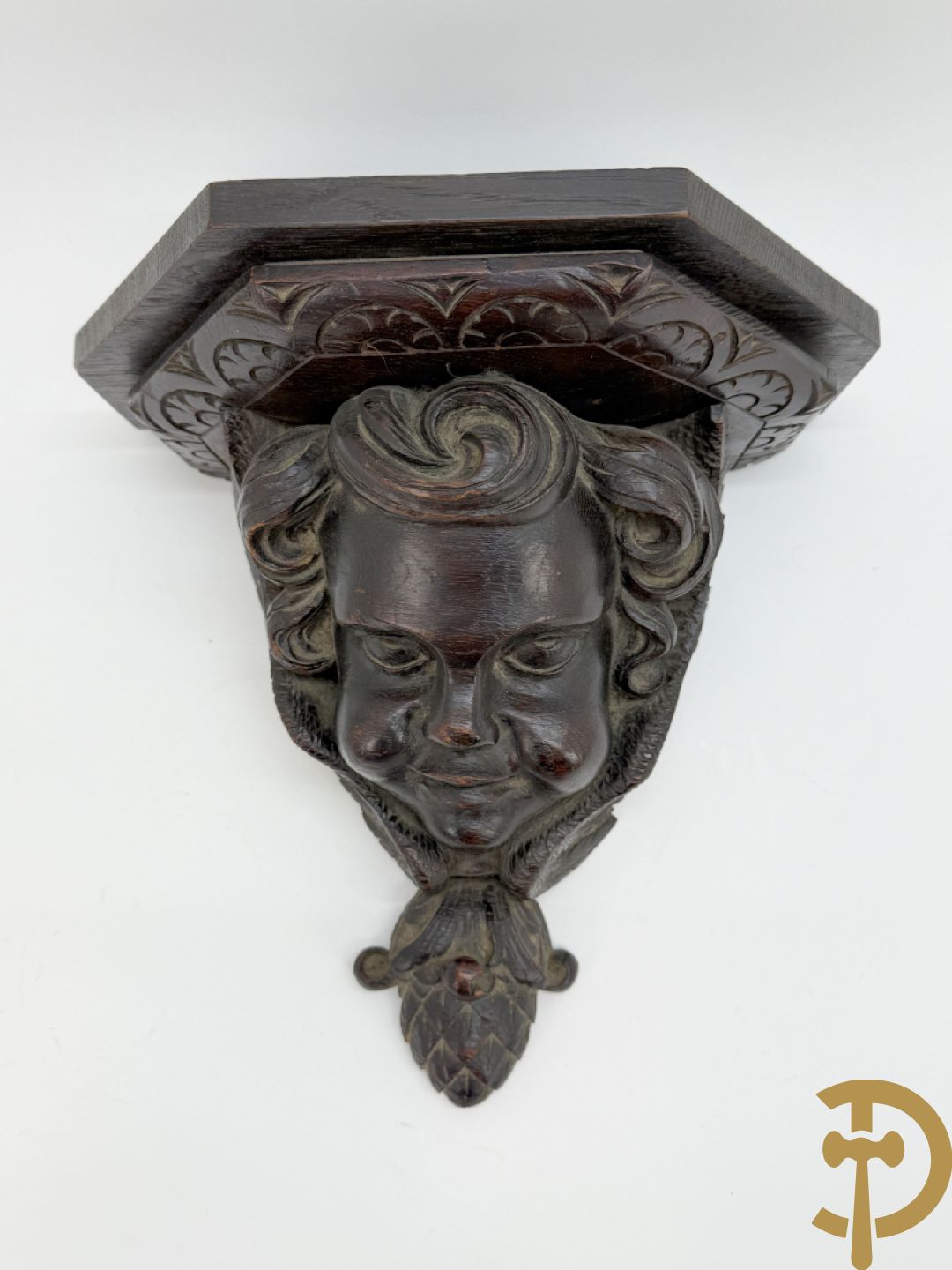 Eiken gesculpteerde sokkel met cupidohoofd en denappel