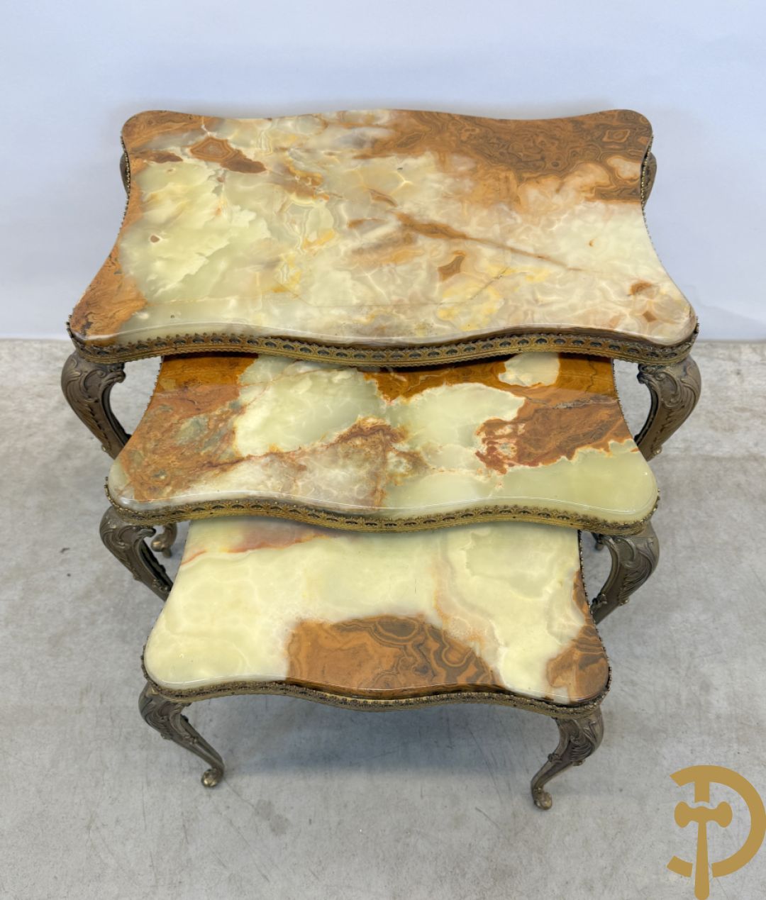 Drie cigognetafels met onix marmeren blad op koperen voluutvormige poten + 2 bijzettafeltjes op koperen voet