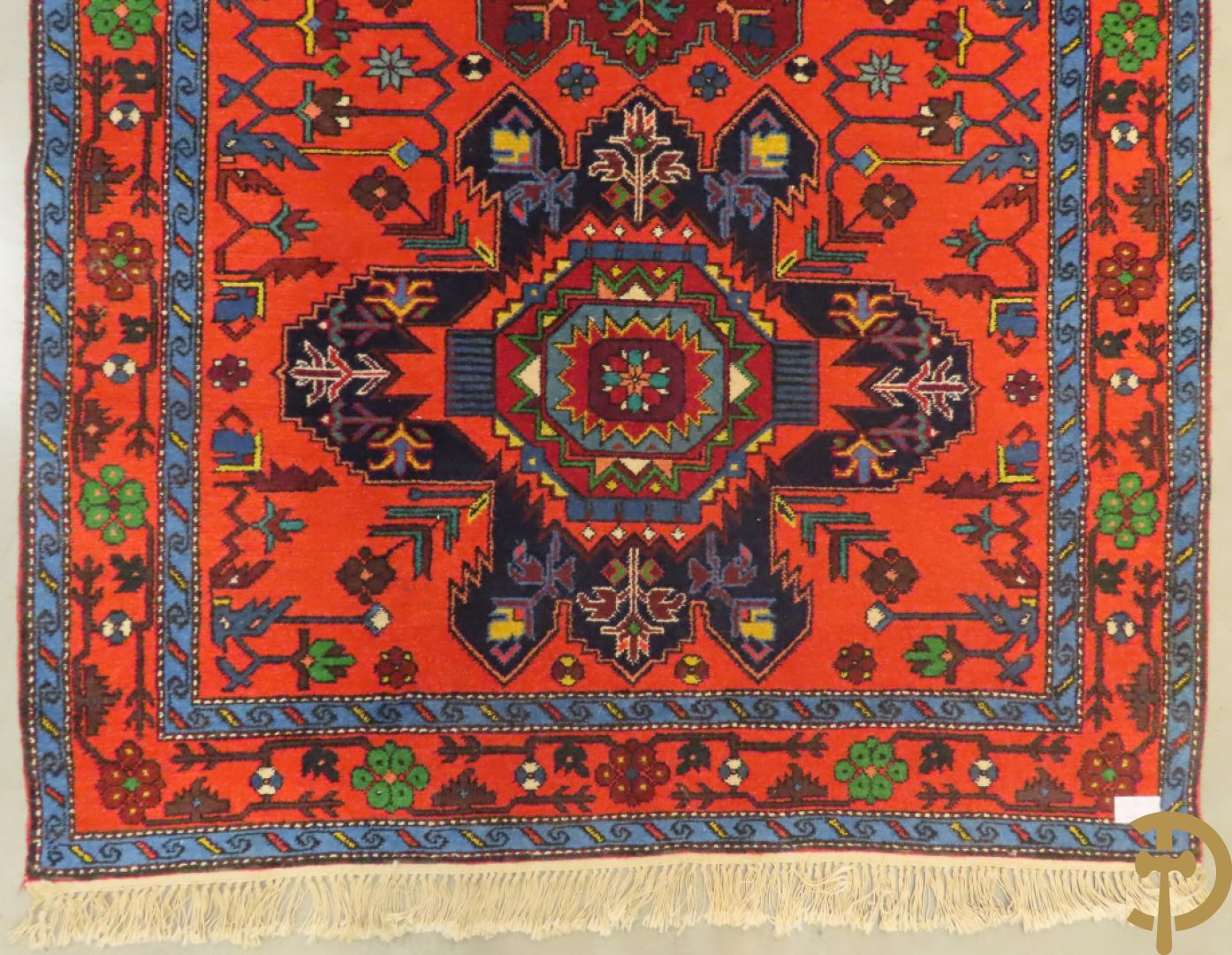 Oosters handgeknoopt tapijt Kaukasus met  geometrische blauwe motieven op rode fond