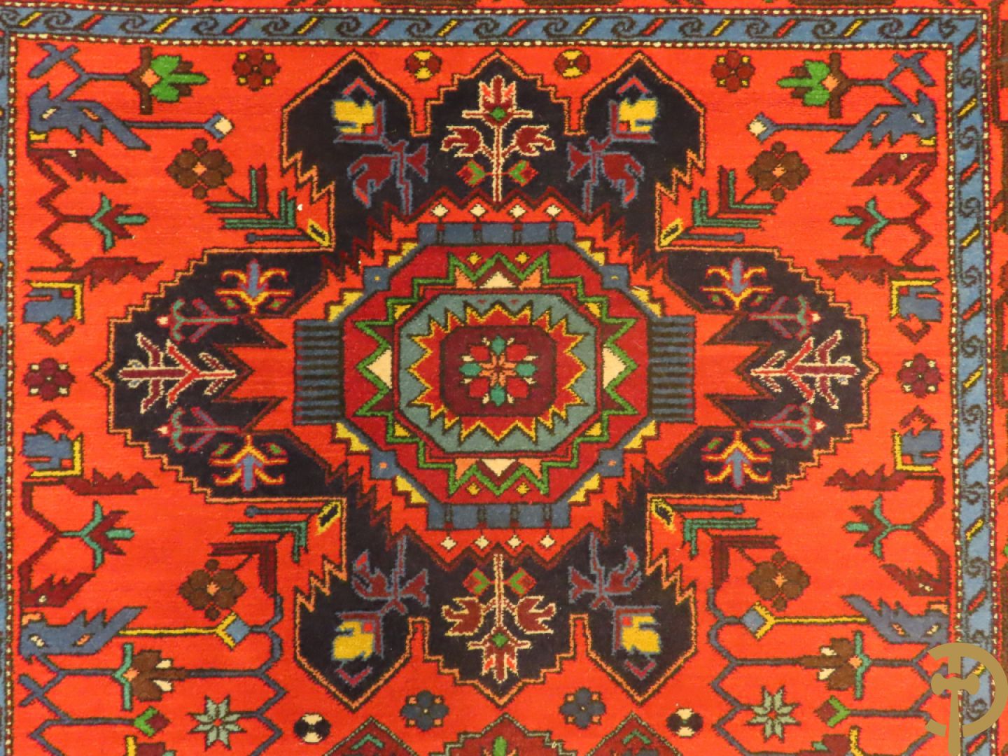 Oosters handgeknoopt tapijt Kaukasus met  geometrische blauwe motieven op rode fond