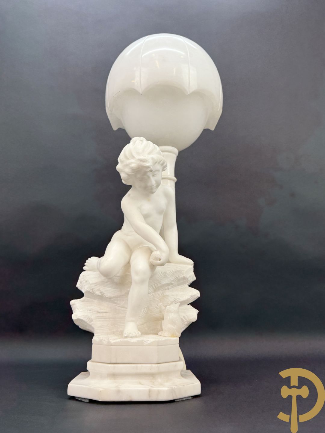 Albast beeld met meisje met poes en lamp