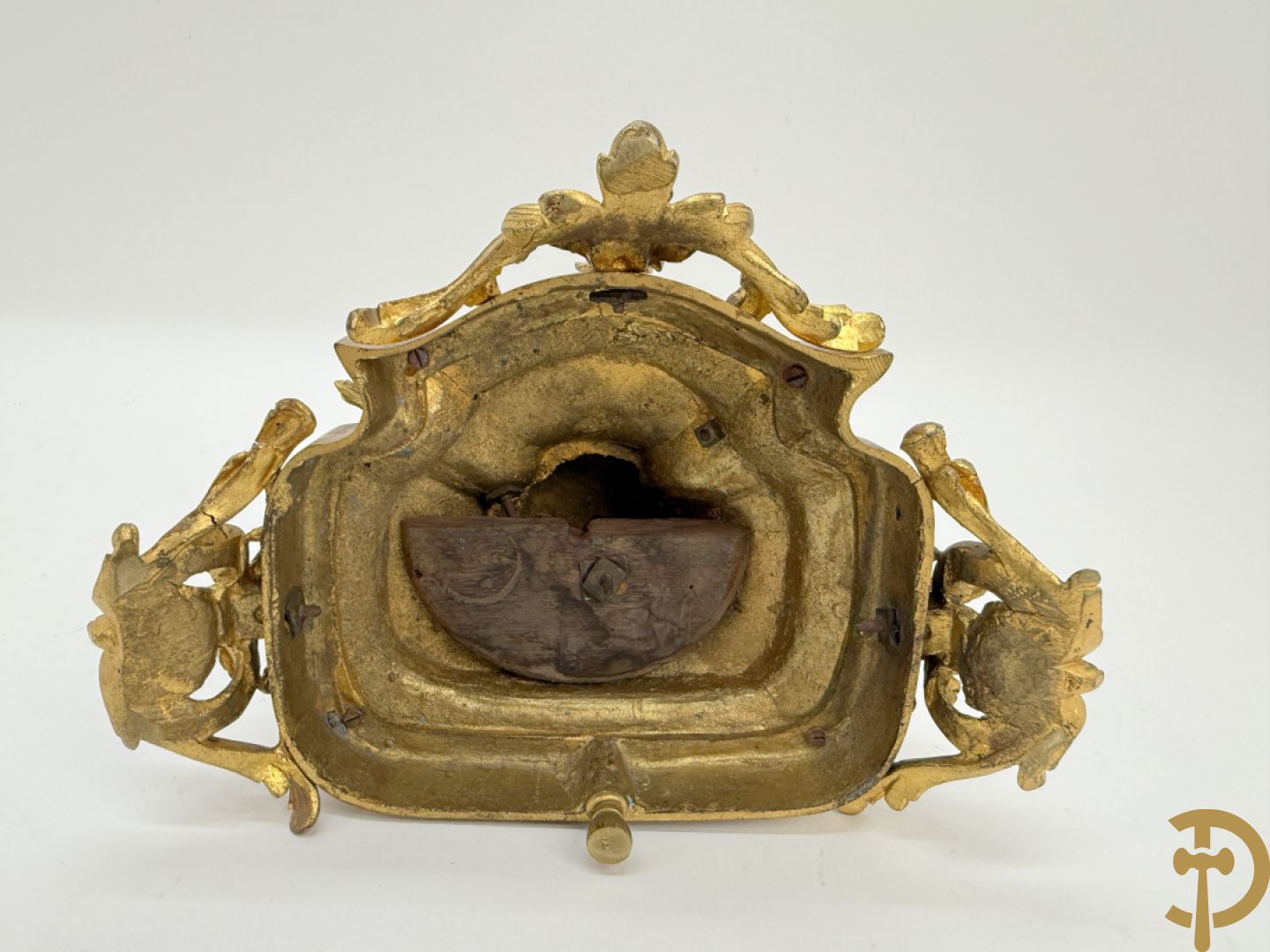 Driedelige bronzen garnituur bestaande uit middenstuk met bronzen vuurvergulde klok, Daubrée gemerkt à Nancy, bovenaan bekroond met Cleopatra met drinkbeker - getekend van Cumberworth sculpteur - geflankeerd door paar cupido