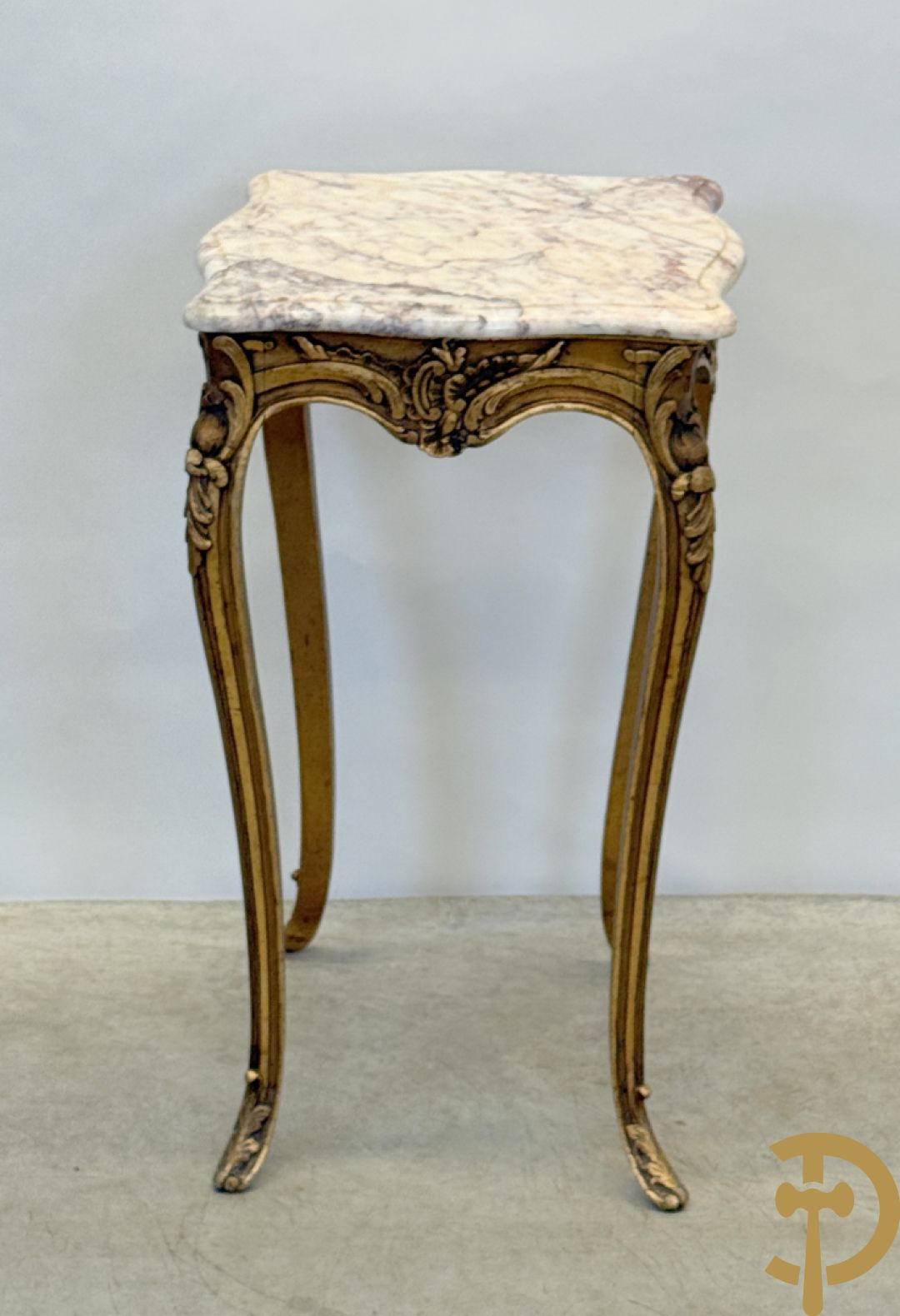 Vergulde bijzettafel met wit marmeren blad op voluutvormige poten, Louis XV stijl