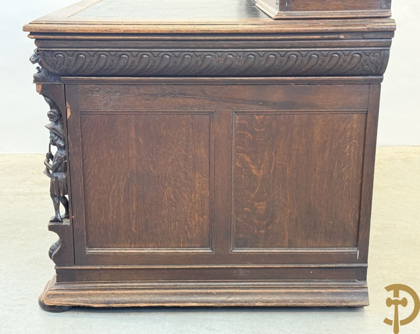 Mechels eiken bureau met opstand en Neo Renaissance invloeden