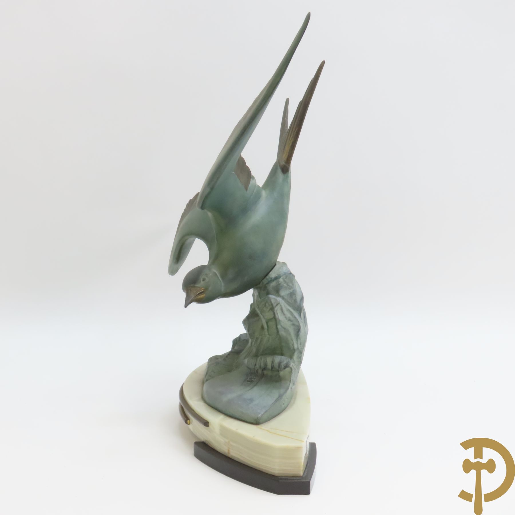 Ongetekend Art Deco zamak beeld van een vliegende zwaluw op golf, onderaan op marmeren sokkel