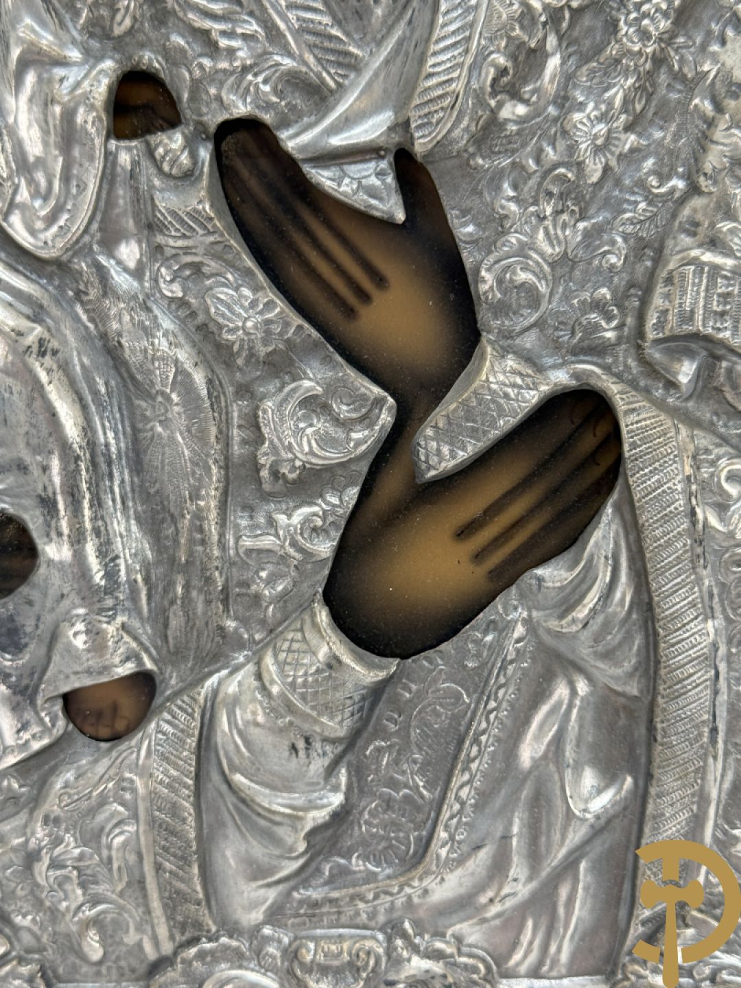 Ikoon met voorstelling van Madonna met kind en verzilverde rizza bezet met email