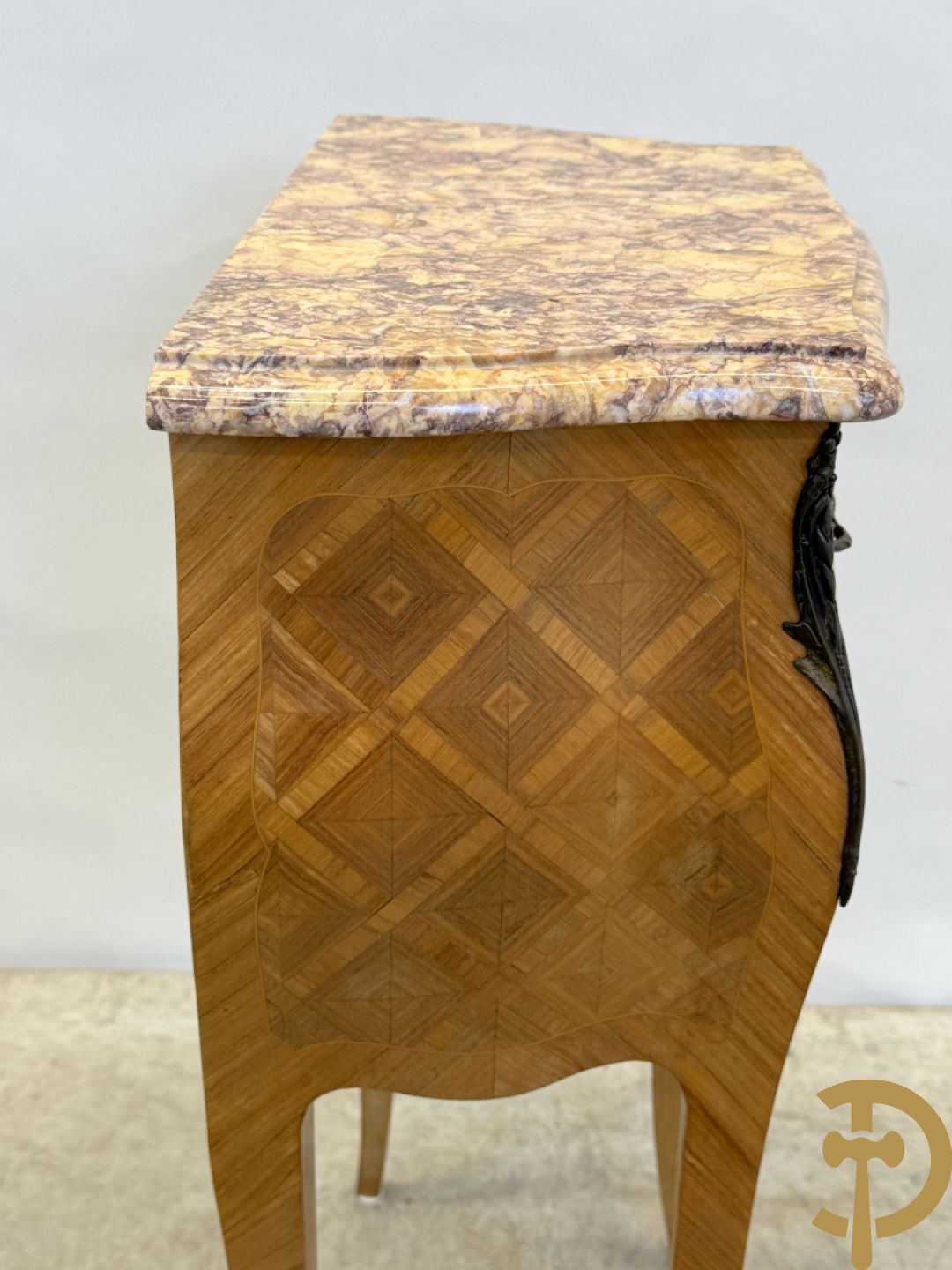 Paar notelaren bijzetkastjes met 2 lades en bezet met bronsbeslag, bovenaan met marmeren blad, op voluutvormige poten