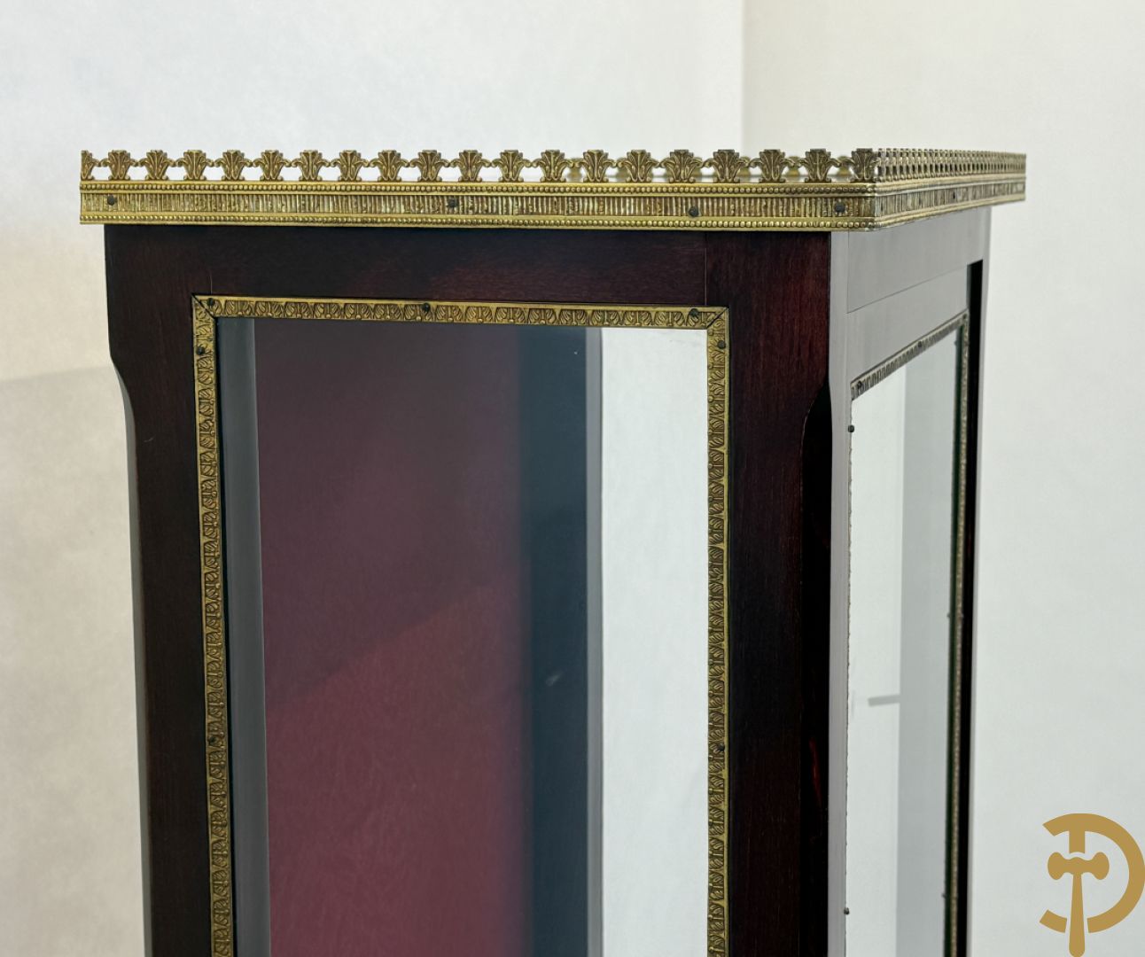 Notelaren vitrine met bloemenmarketterie en bronzen gallerij