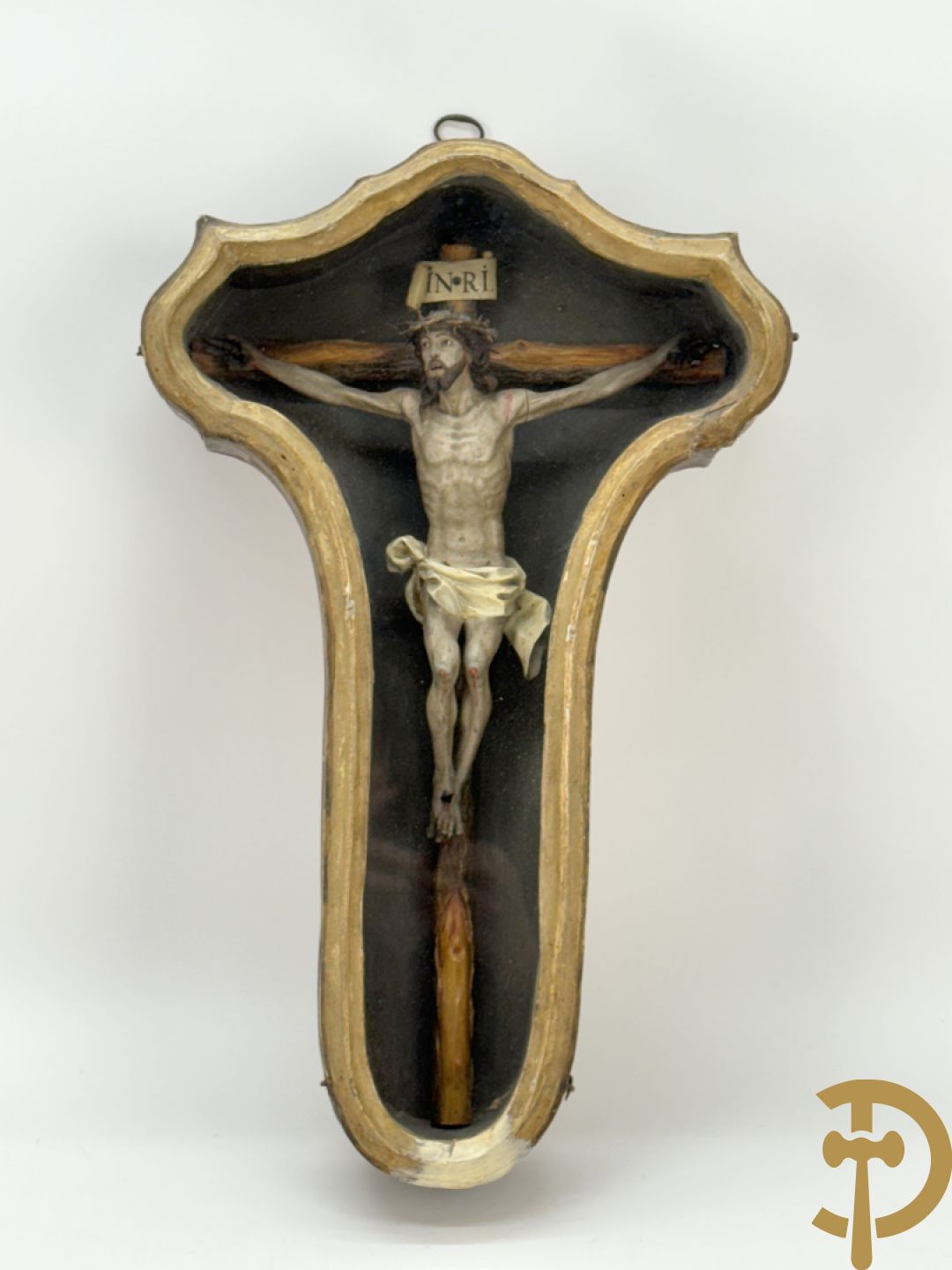 Houtgesculpteerde en gepolychromeerde Christus aan het kruis in openklapbaar gespolychromeerd kastje