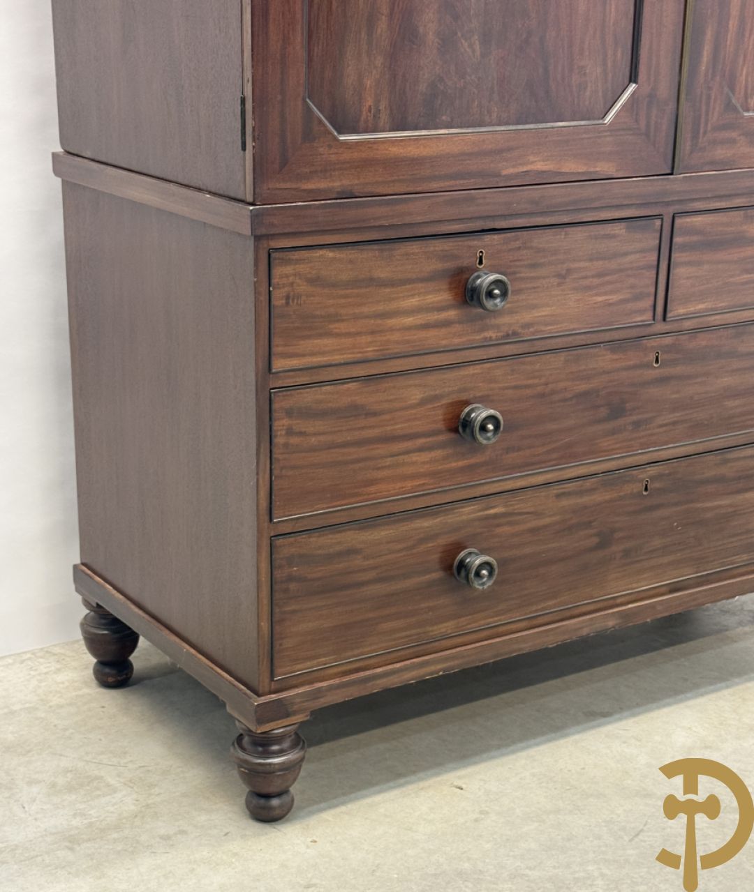 Engelse mahoniehouten linnenpress met 2 deuren bovenaan,  5 uitschuifbare lades in interieur - onderaan met 4 lades