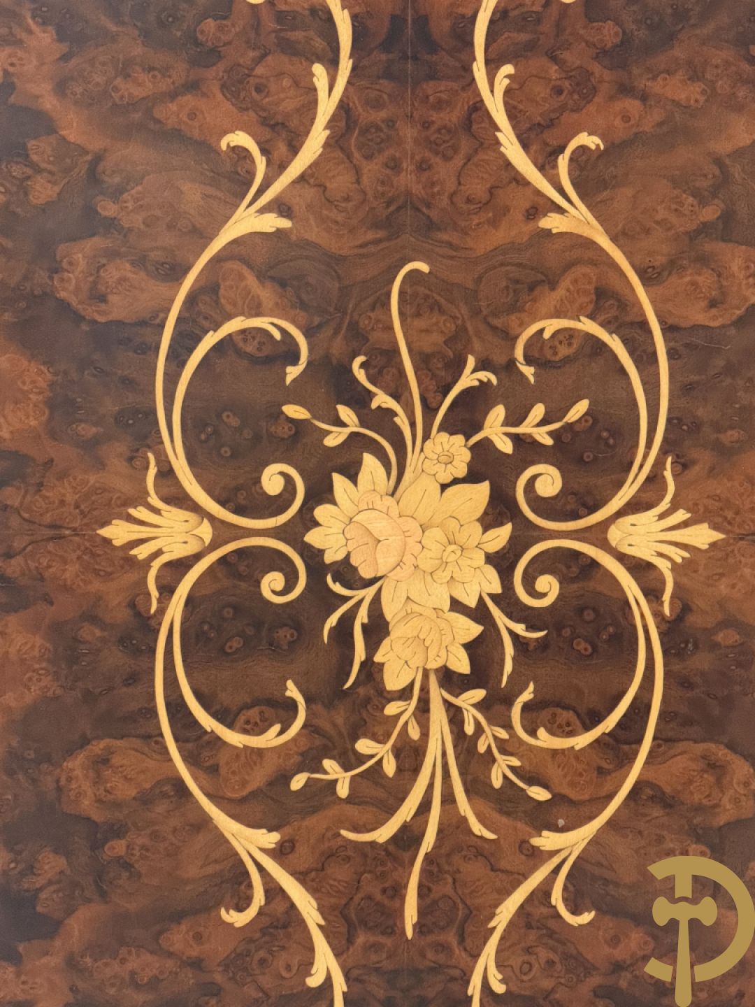 Notelaren TV/barmeubel bezet met bloemenmarquetterie en bronzen ornamenten met porseleinen plakkettes