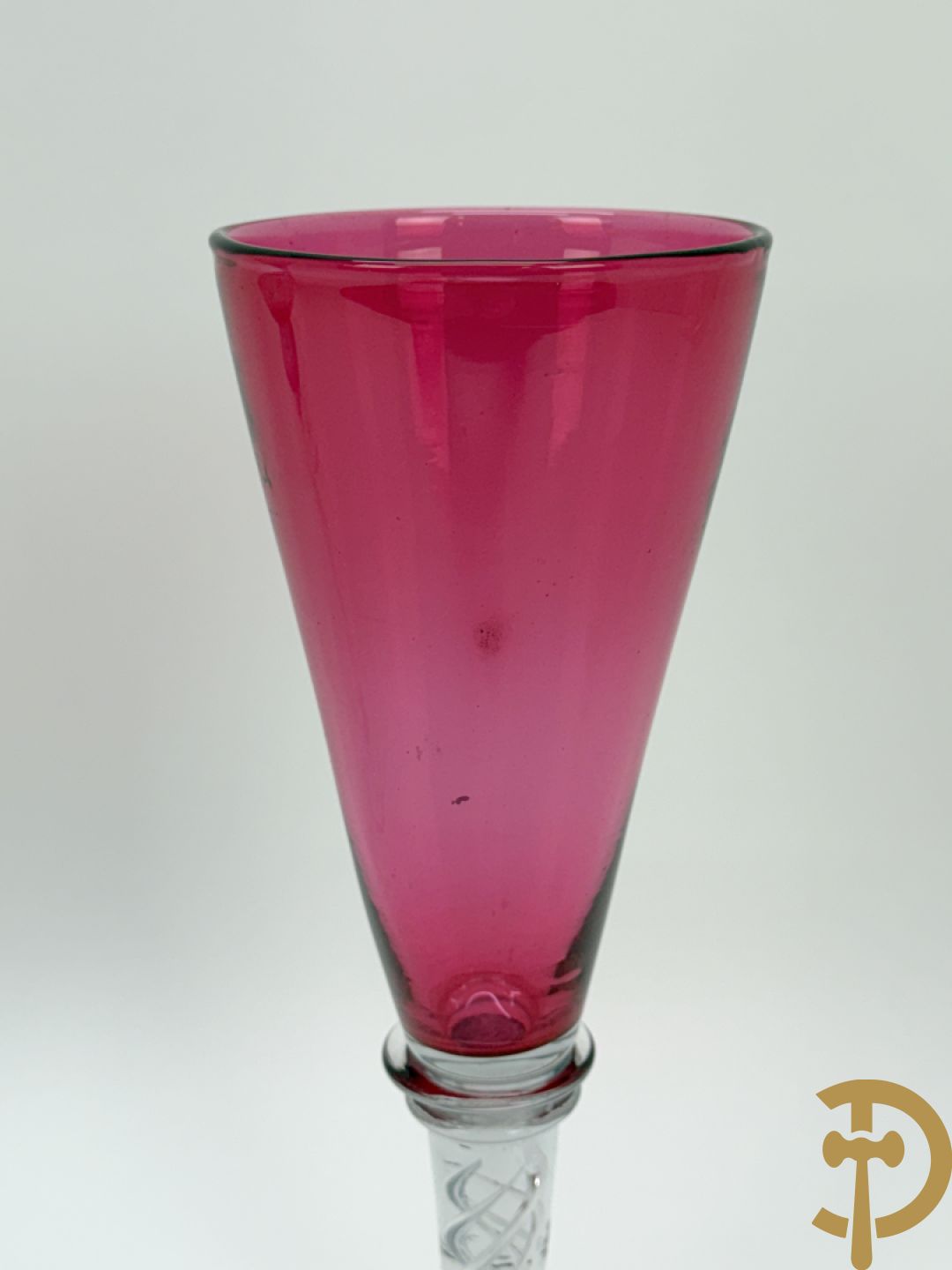 Roze mondgeblazen fluitvormige vaas + 2 Italiaanse getorste vazen