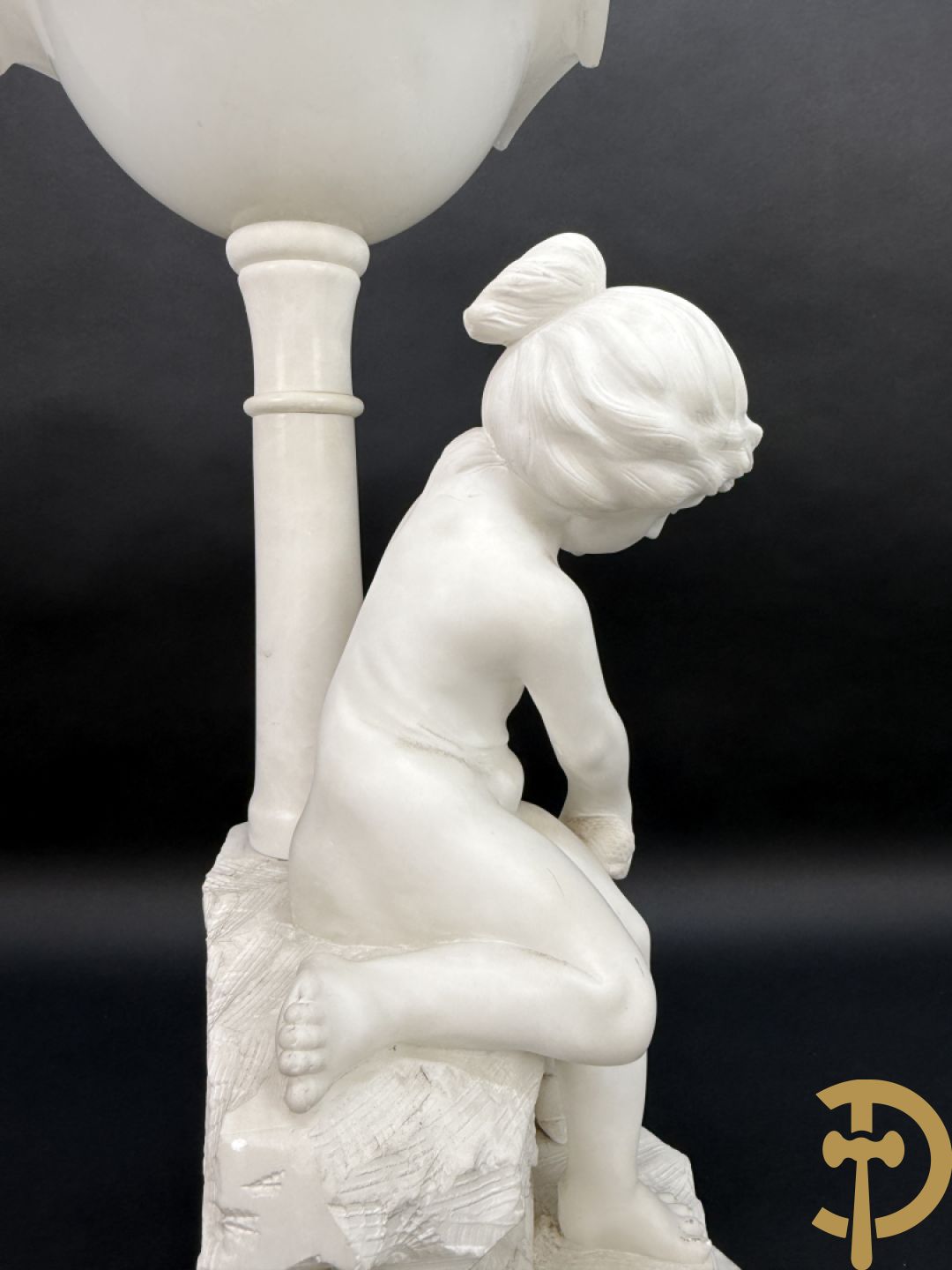 Albast beeld met meisje met poes en lamp