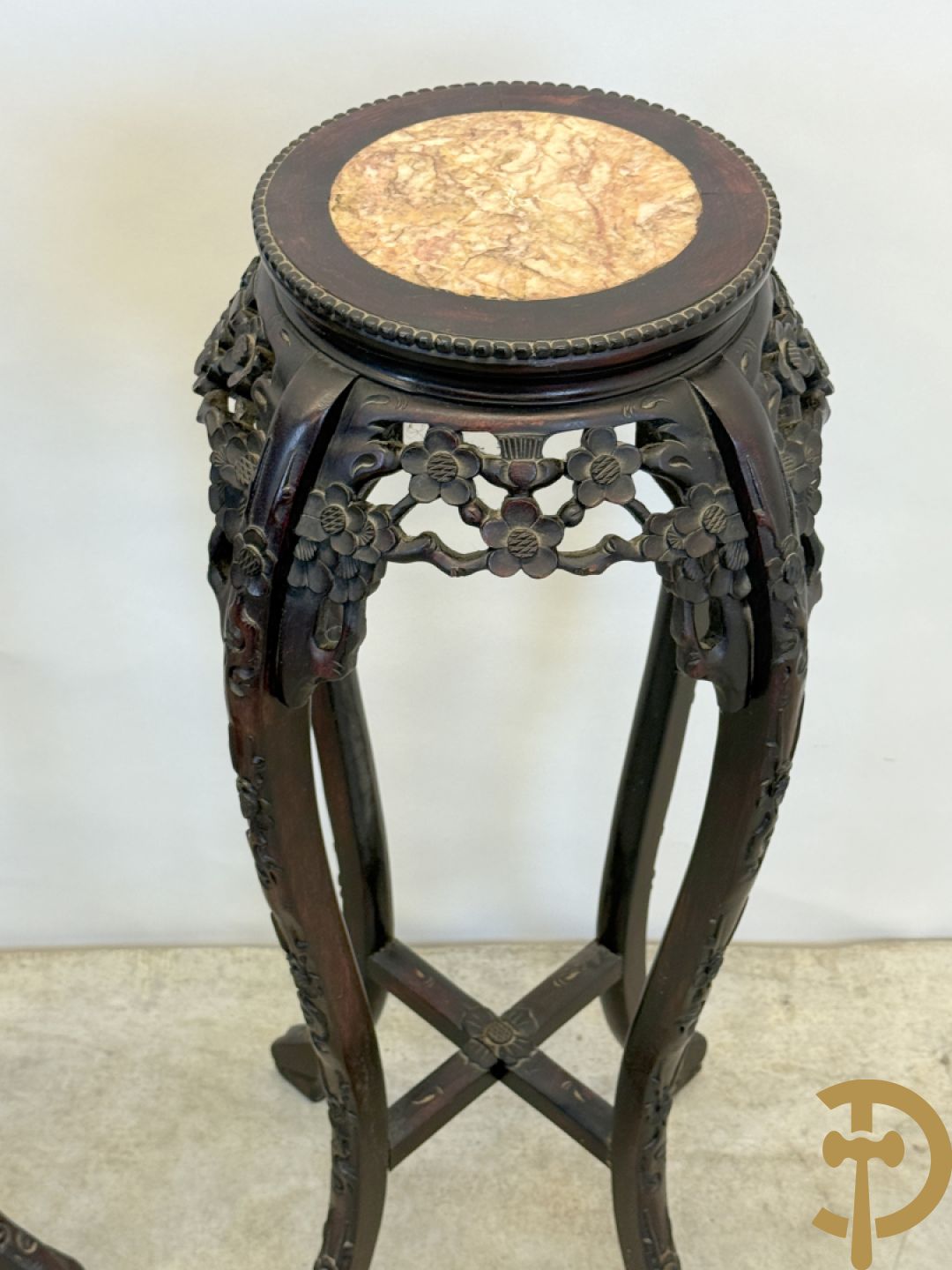 Paar hoge Chinese handgesculpteerde staanders met bloemen