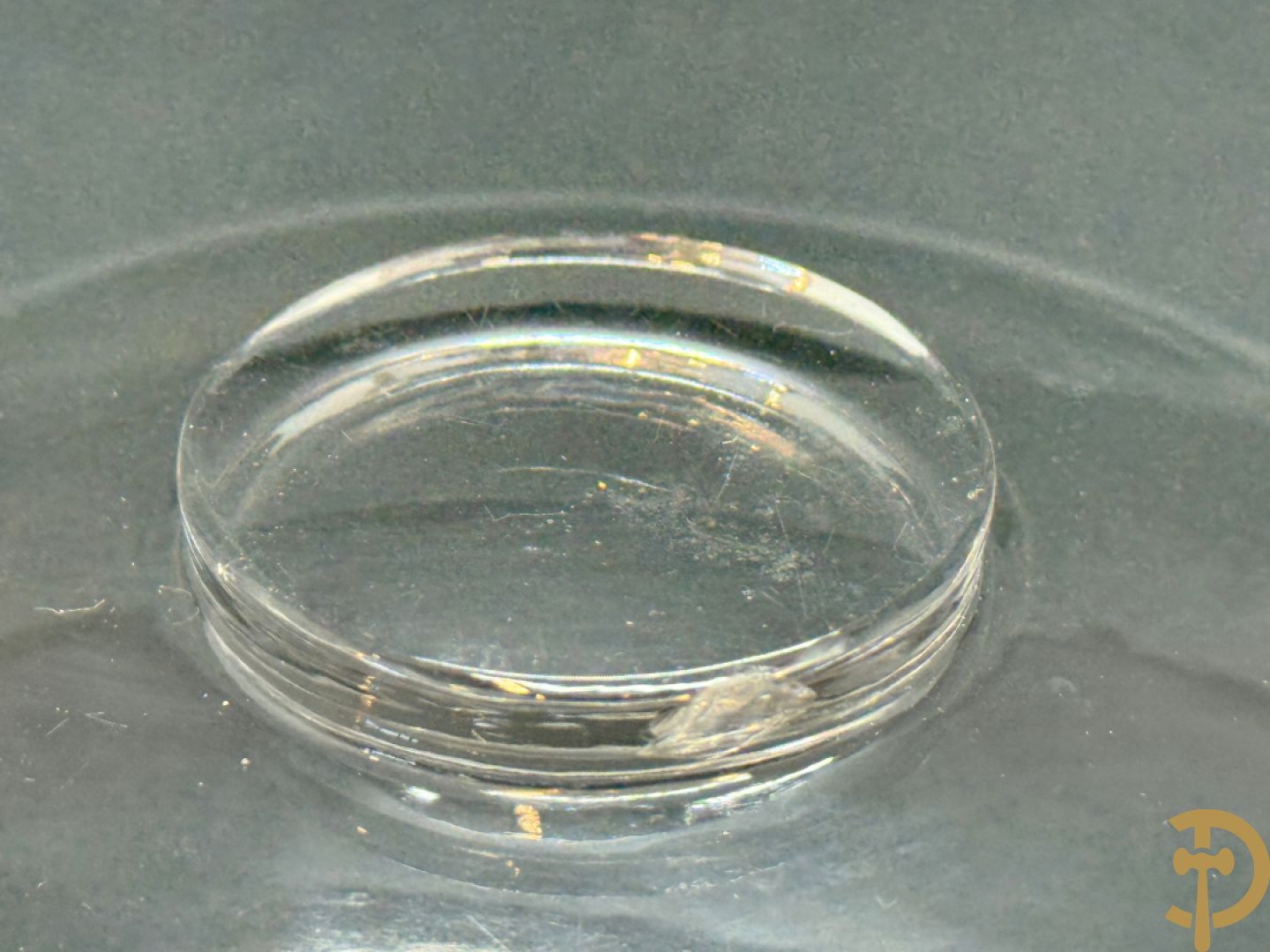 Wolf Helmut (getekend onderaan) Gepolierde schaal/bowl van doorschijnend bergkristal met rechte rand (scherfje aan voet) onder getekend WOLF H. (Steinbildhauer, Edelsteingestalter, aus Kirschweiler, Idar-Oberstein),