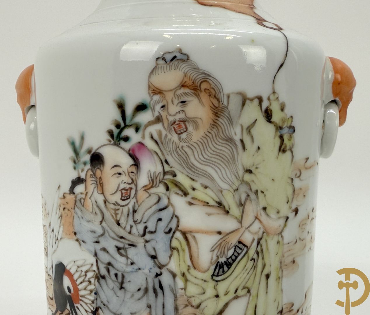 Chinees porseleinen vaasje met wijsgerendecor + Chinese porseleinen rolvaas met decor van ezel in berglandschap