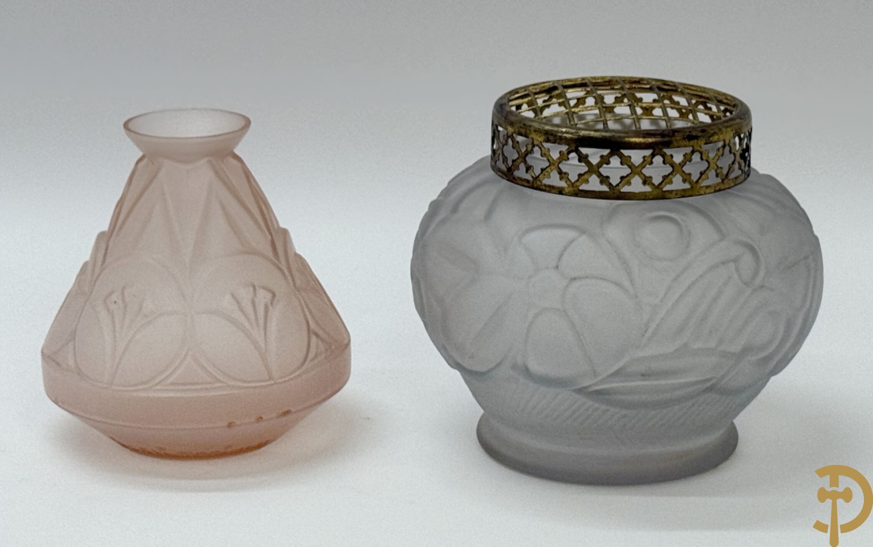 Geperste glazen Art deco vaas, Scailmont H.H. gemerkt  (Henri Heemkerk) + pique fleur in geperst glas met bloemenmotieven Scailmont gemerkt