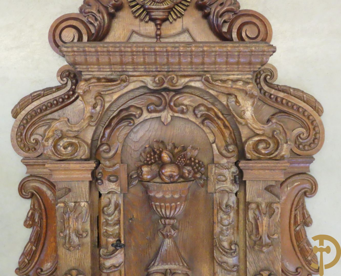 Massief eiken hangtabernakel + religieus brocaat