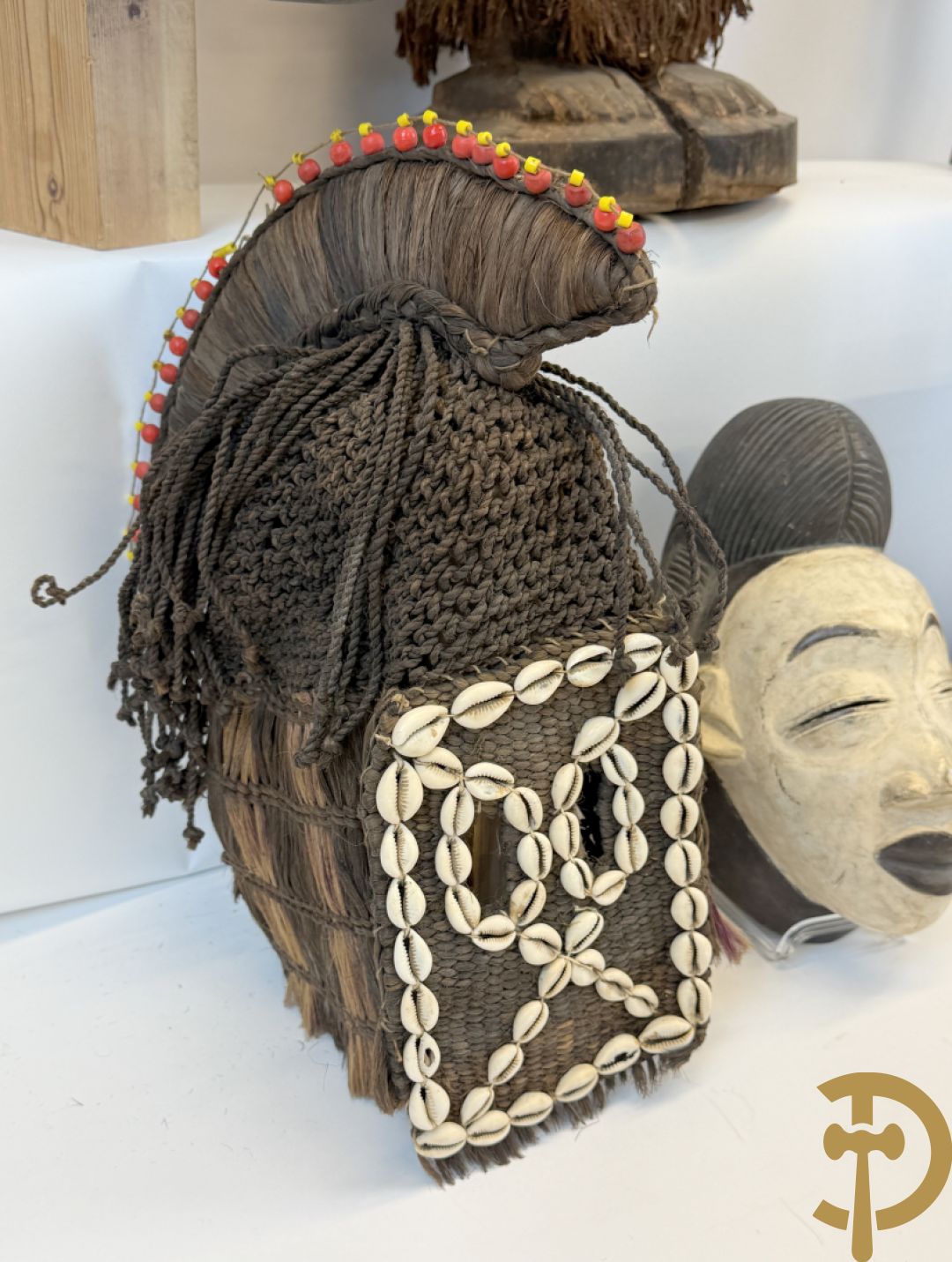 Afrikaanse sculpturen en maskers w.o. Sangye, Dogon, Lega